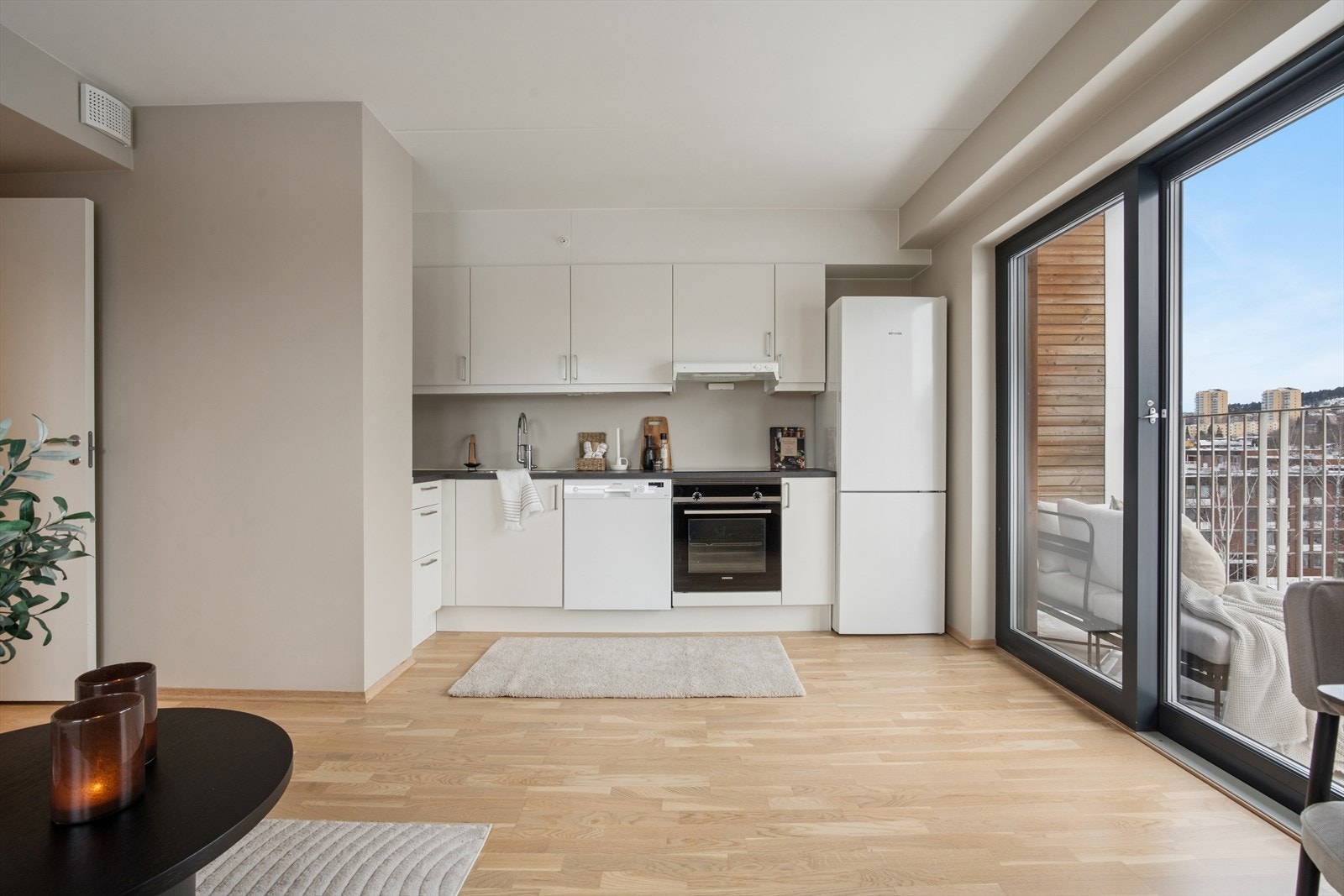 Kjøkken med hvitevarer som følger med Galleribilde