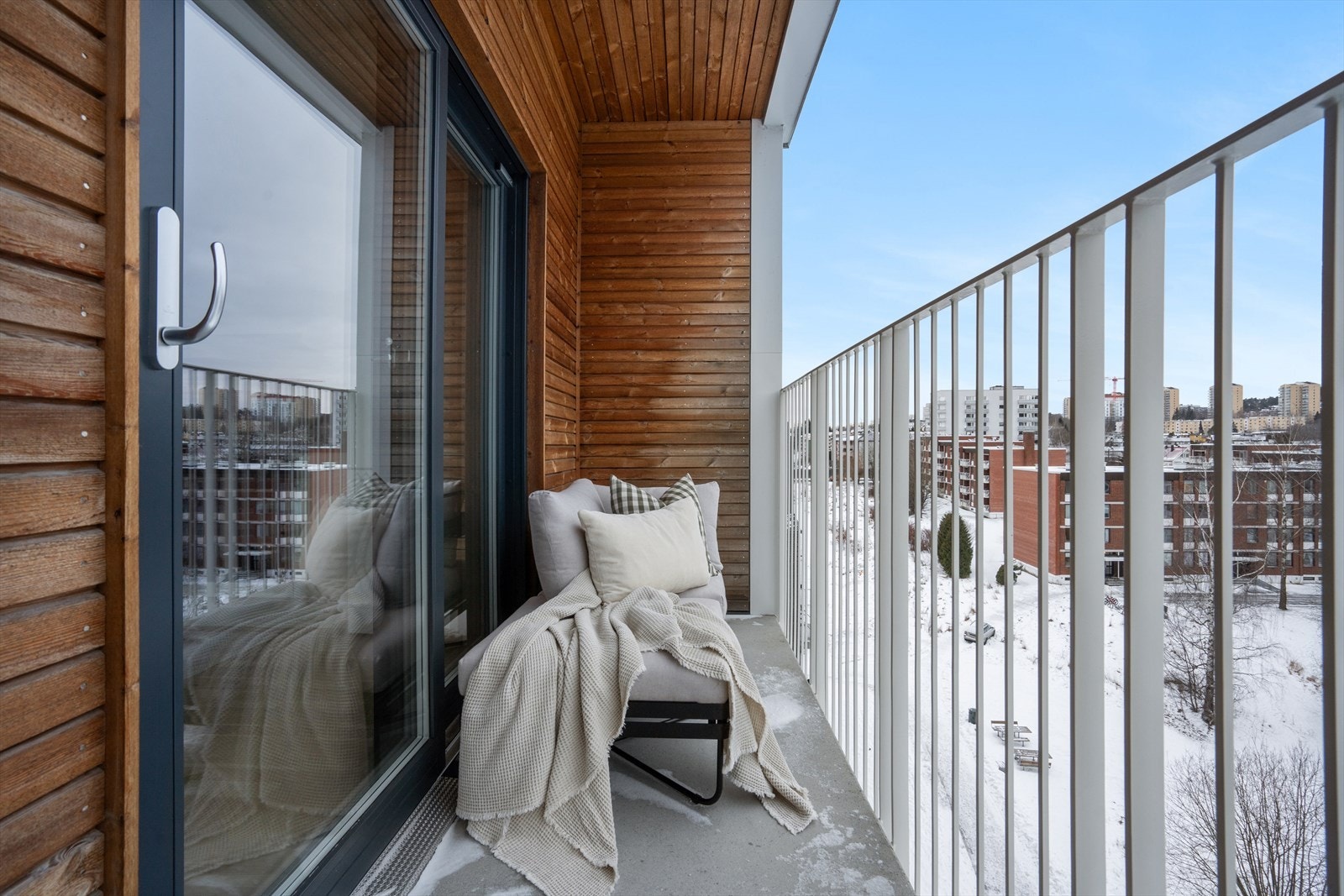 Fra stuen er det skyvedør ut til den største balkongen Galleribilde