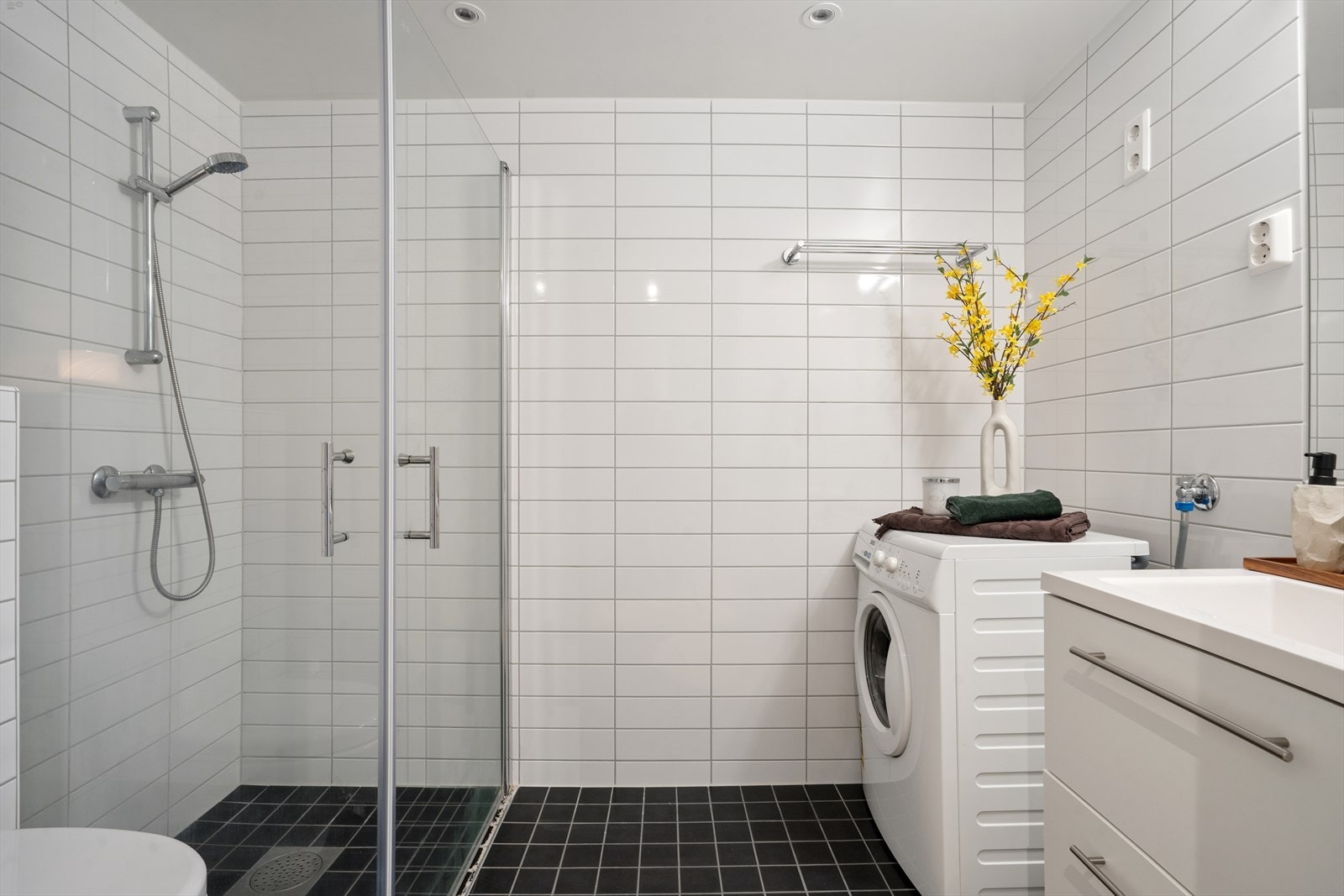 Bad med opplegg for vaskemaskin og tørketrommel Galleribilde