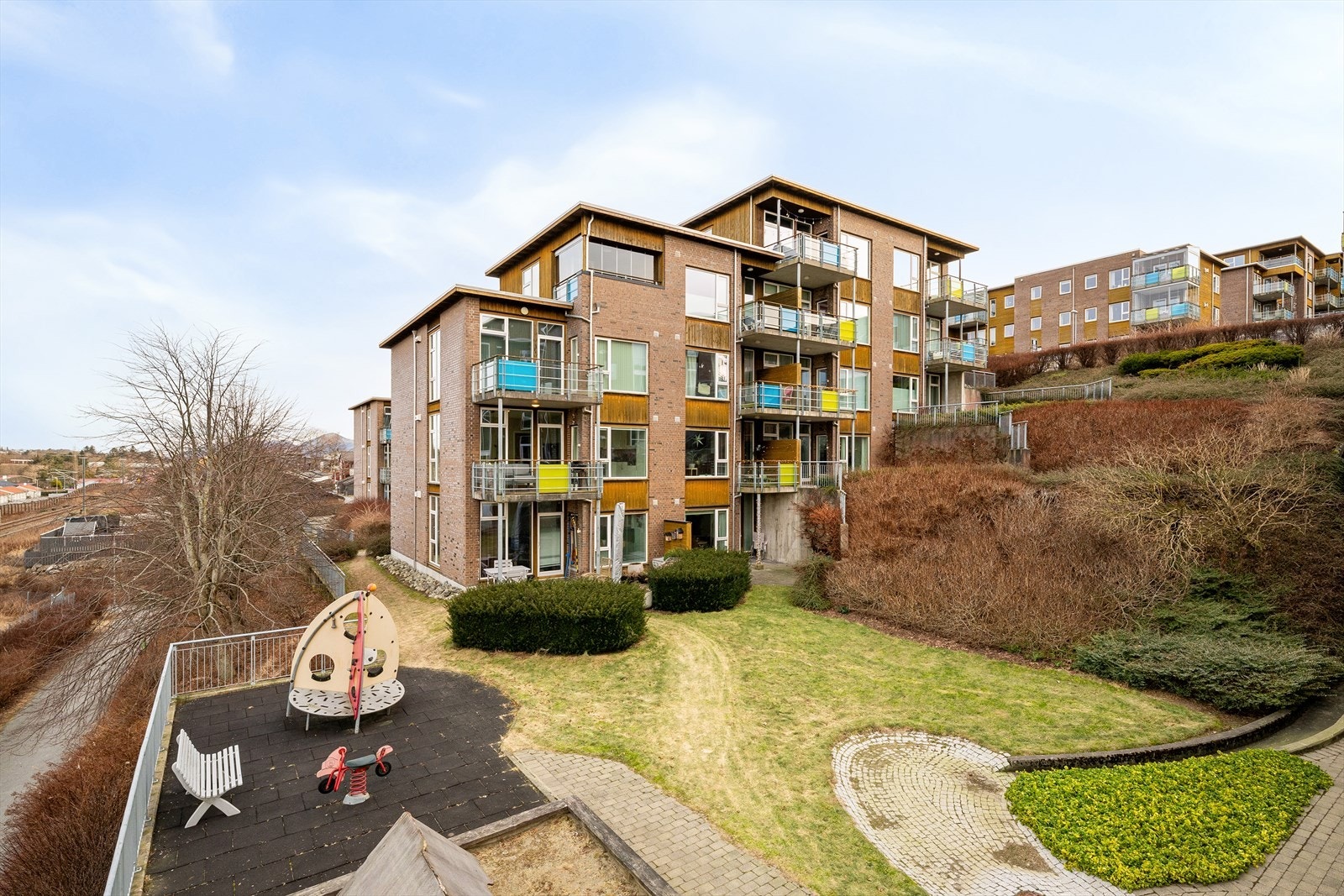 Flott opparbeidet fellesområdet med grøntareal, sittegrupper og trivelig tun Galleribilde