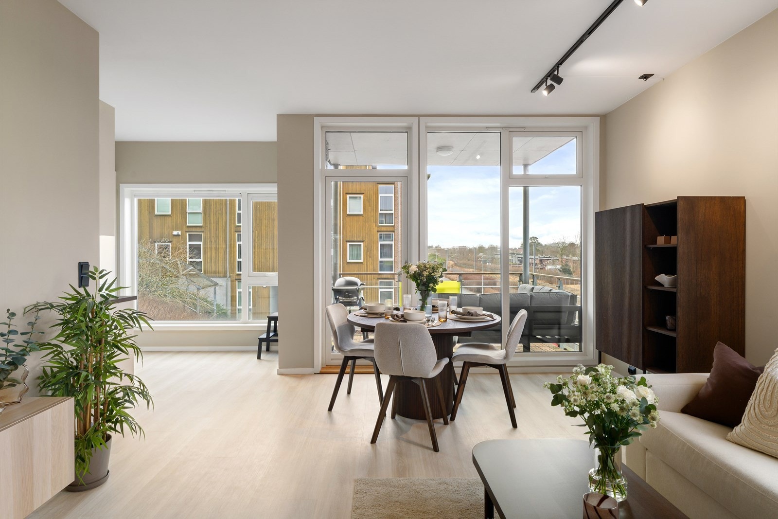 Fra stuen er det direkte utgang til en romslig og solrik balkong på 8 kvm Galleribilde