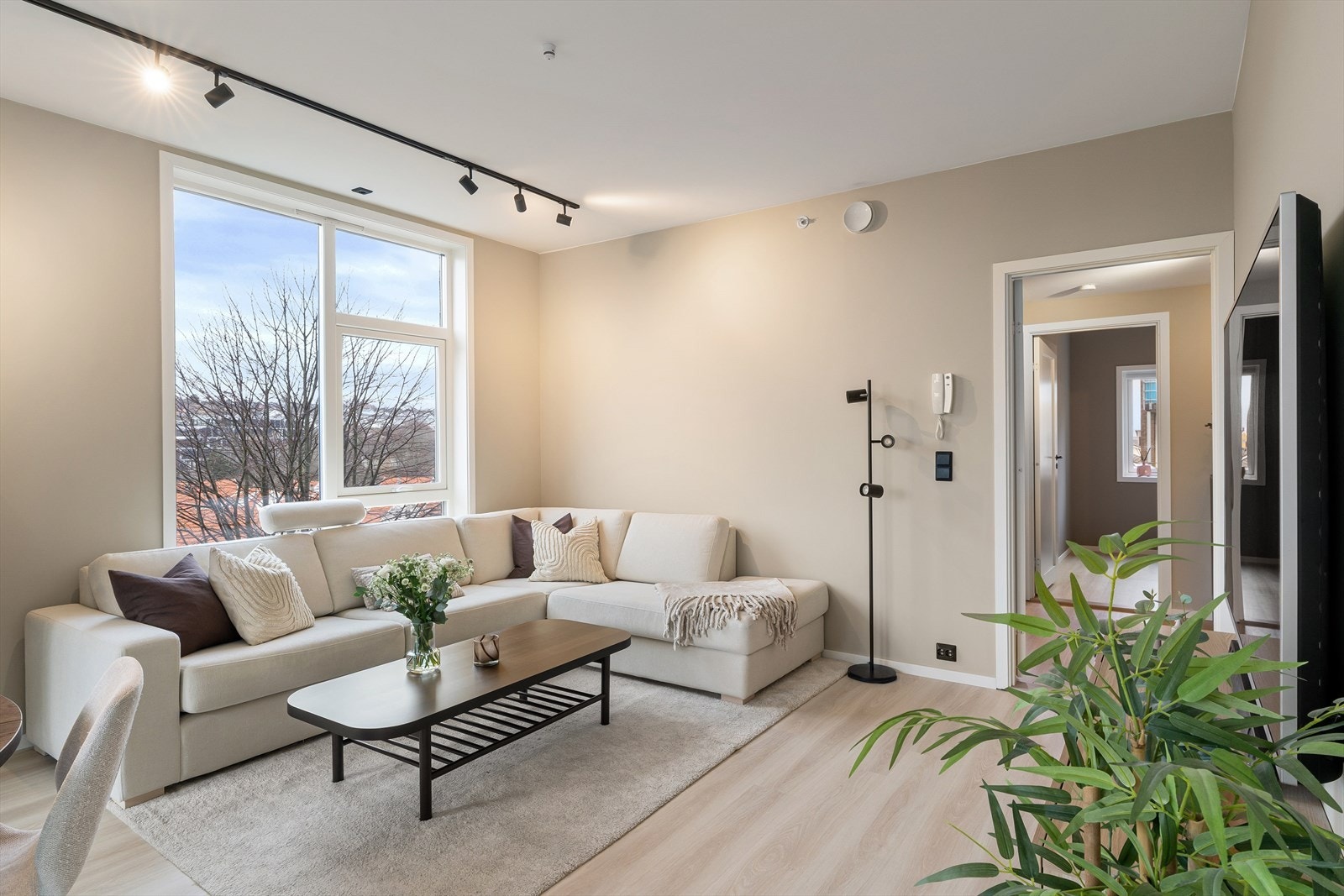 Leiligheten har fått slitesterkt laminatgulv og nye lister i alle oppholdsrom Galleribilde