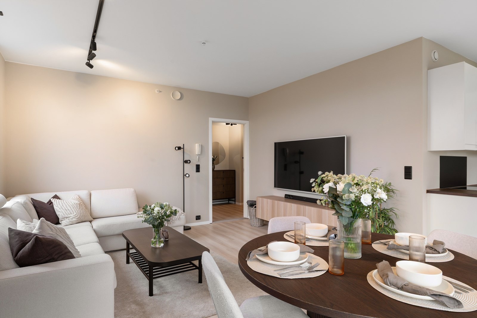 Leiligheten er oppgradert med moderne og stilfulle taklamper, samt flere stikkontakter som gjør hverdagen både praktisk og komfortabel Galleribilde