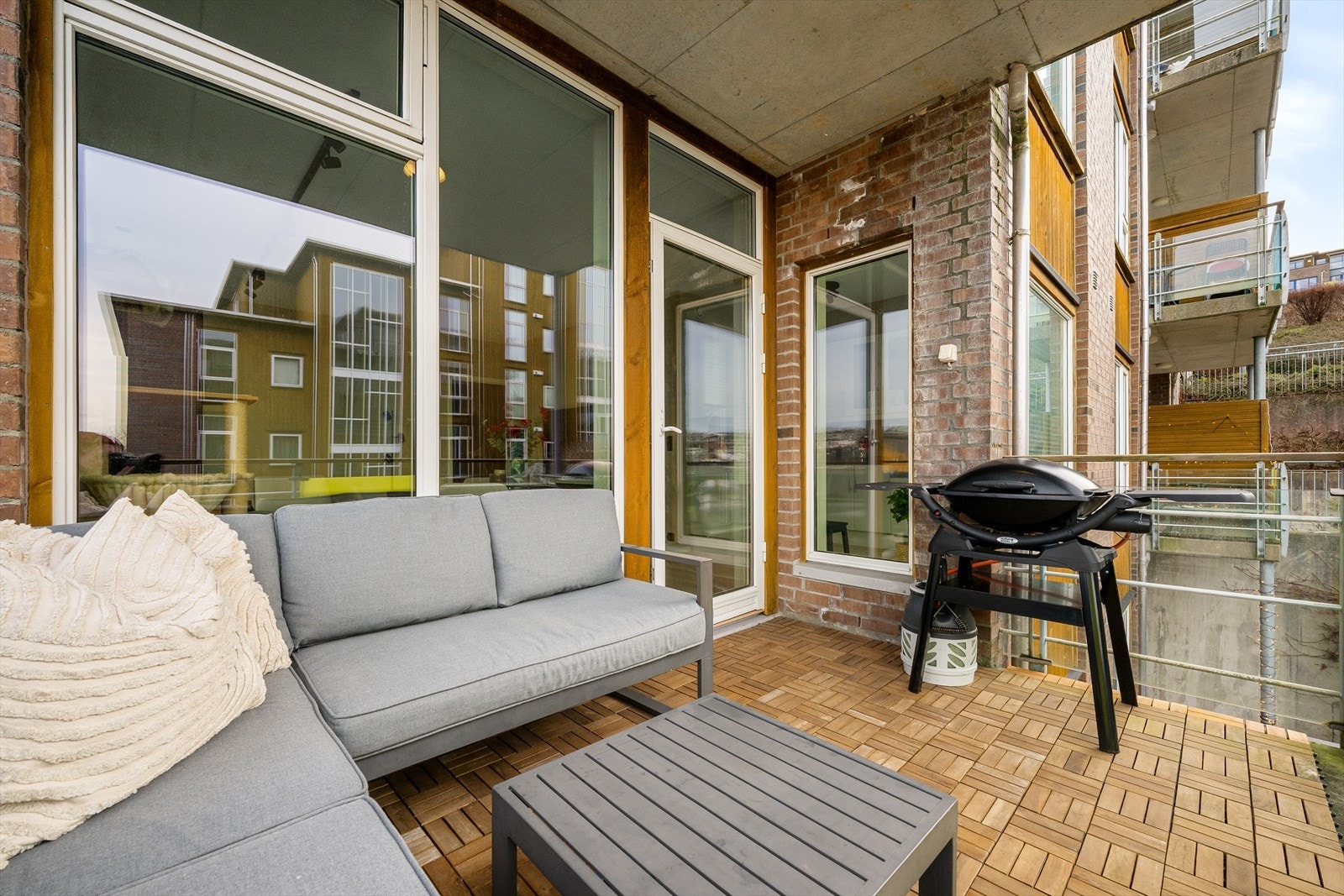 Balkongen har overbygg som gjør den brukervennlig store deler av året, med god plass til møbler og det du måtte ønske Galleribilde