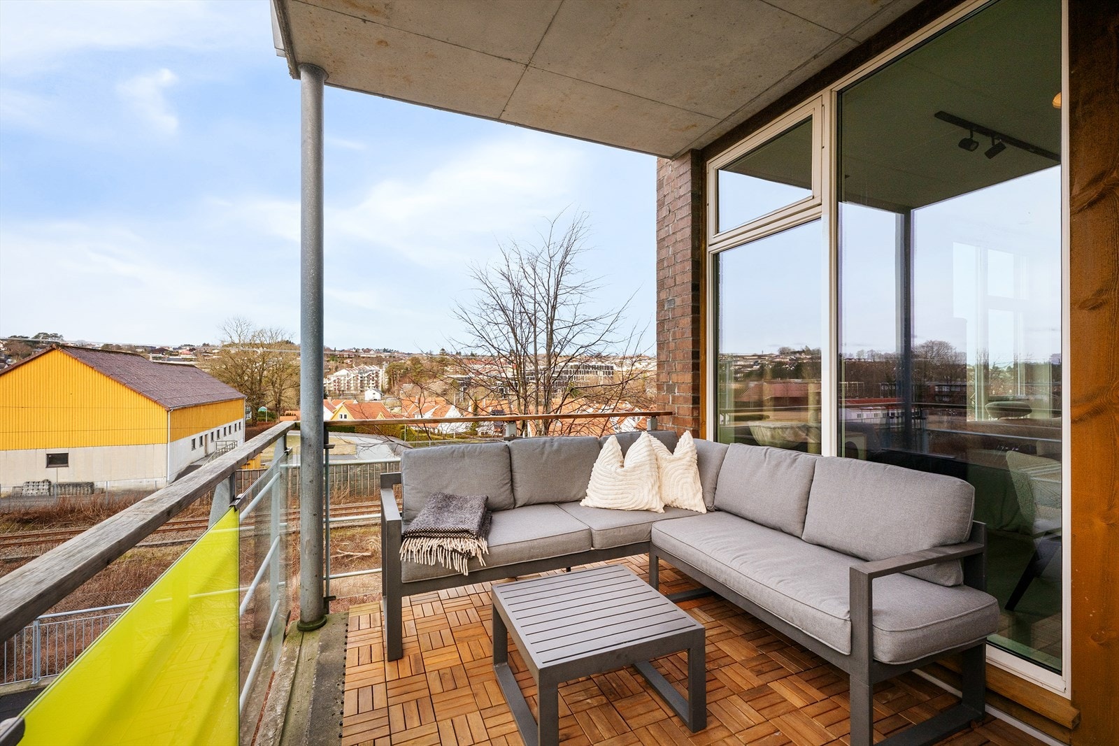 Sørvestvendt balkong med svært gode solforhold som gir mange solrike timer Galleribilde