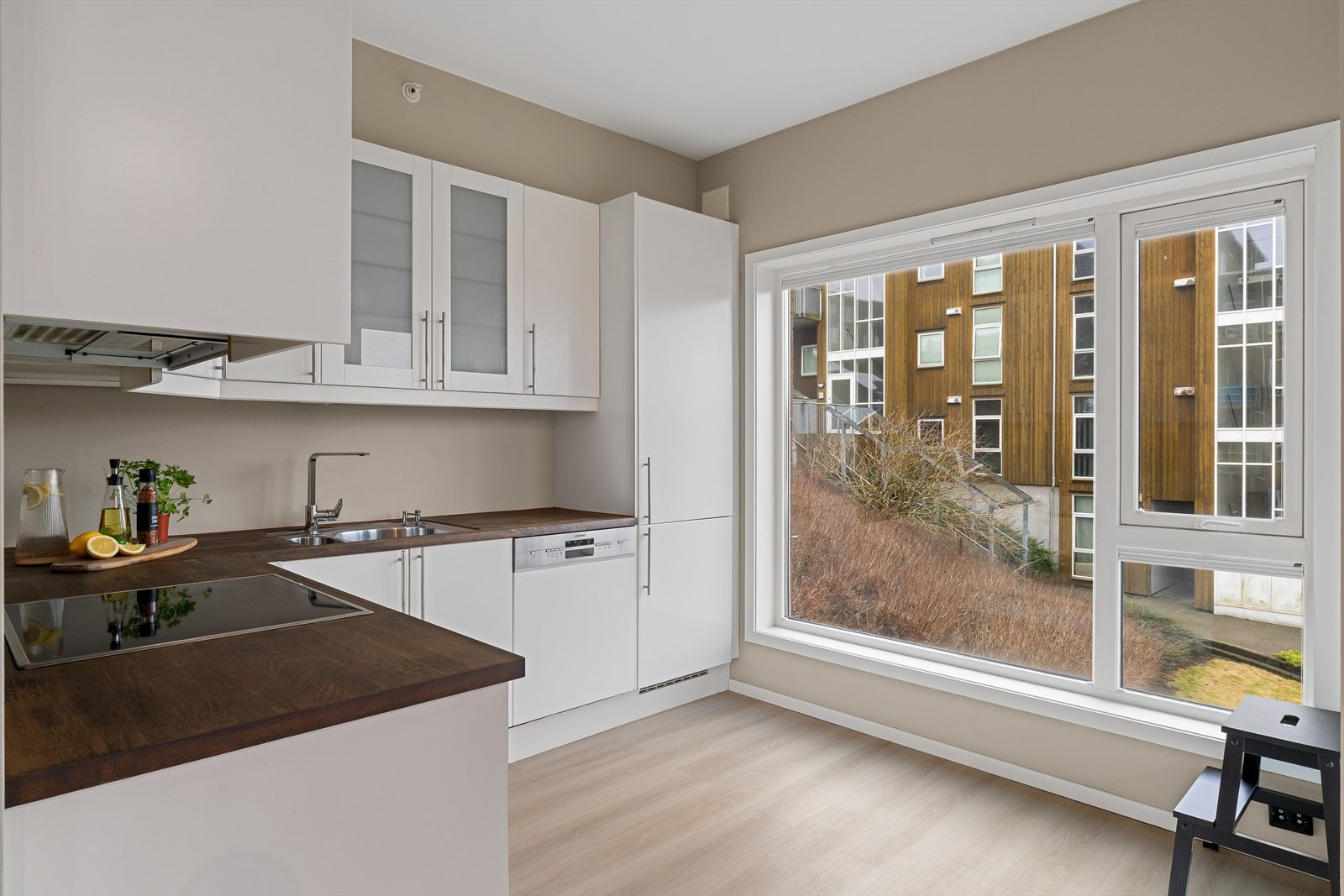 Kjøkkenet har god plass, slik at flere kan oppholde seg der samtidig uten at det føles trangt. Det er også mulighet for å ha et lite spisebord for de som ønsker det Galleribilde