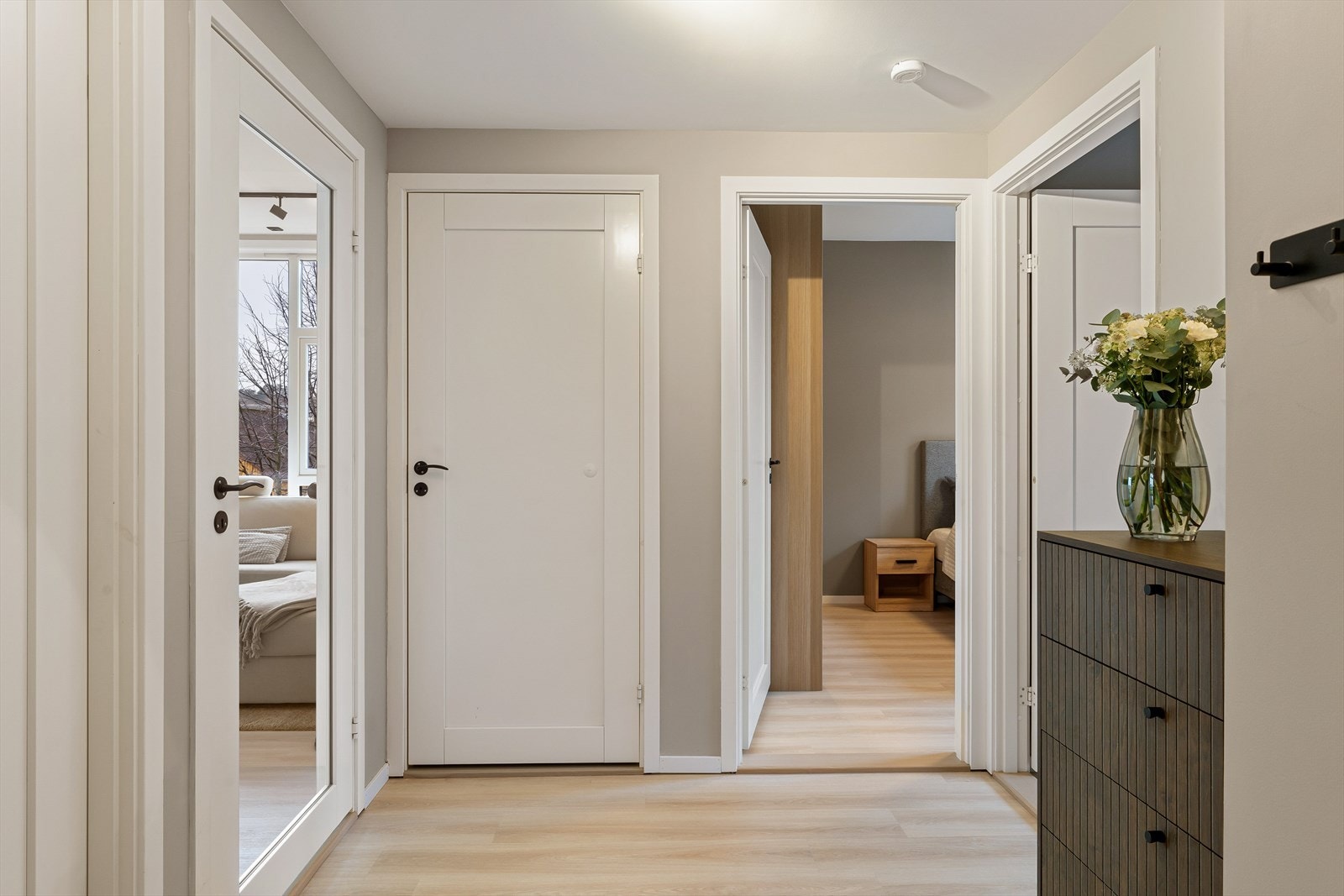 Praktisk gang som forbinder stue/kjøkken med resten av leiligheten, og skaper en naturlig flyt i planløsningen Galleribilde