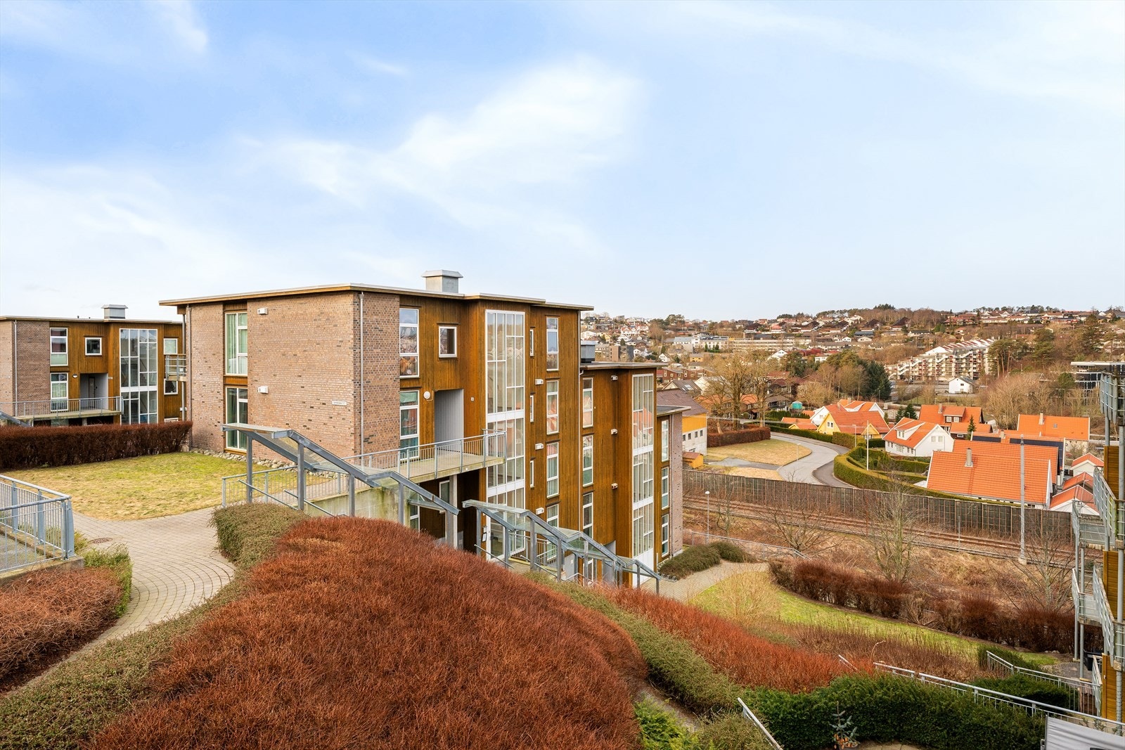 Det er gode bussforbindelser ved Hoveveien og gangavstand til Ganddal togstasjon med enkel tilgang til Sandnes, Stavanger, Bryne og Jæren Galleribilde