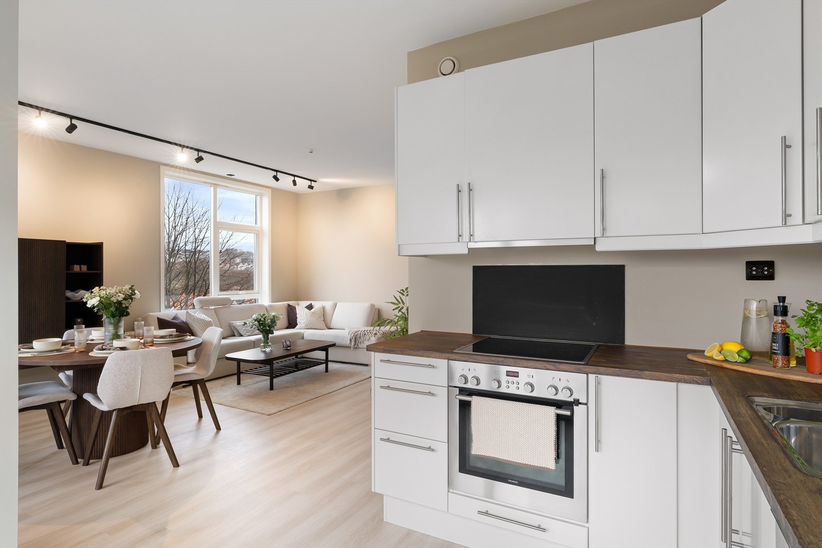 Selv med en stue/kjøkken-løsning oppleves det som to adskilte soner, takket være en gjennomtenkt og praktisk planløsning Galleribilde