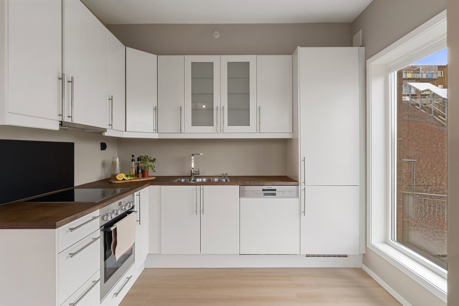 Flott kjøkken med integrerte hvitevarer og god plass til spisebord - Oppgradert og pusset benkeplate - Rikelig med skapsplass Galleribilde