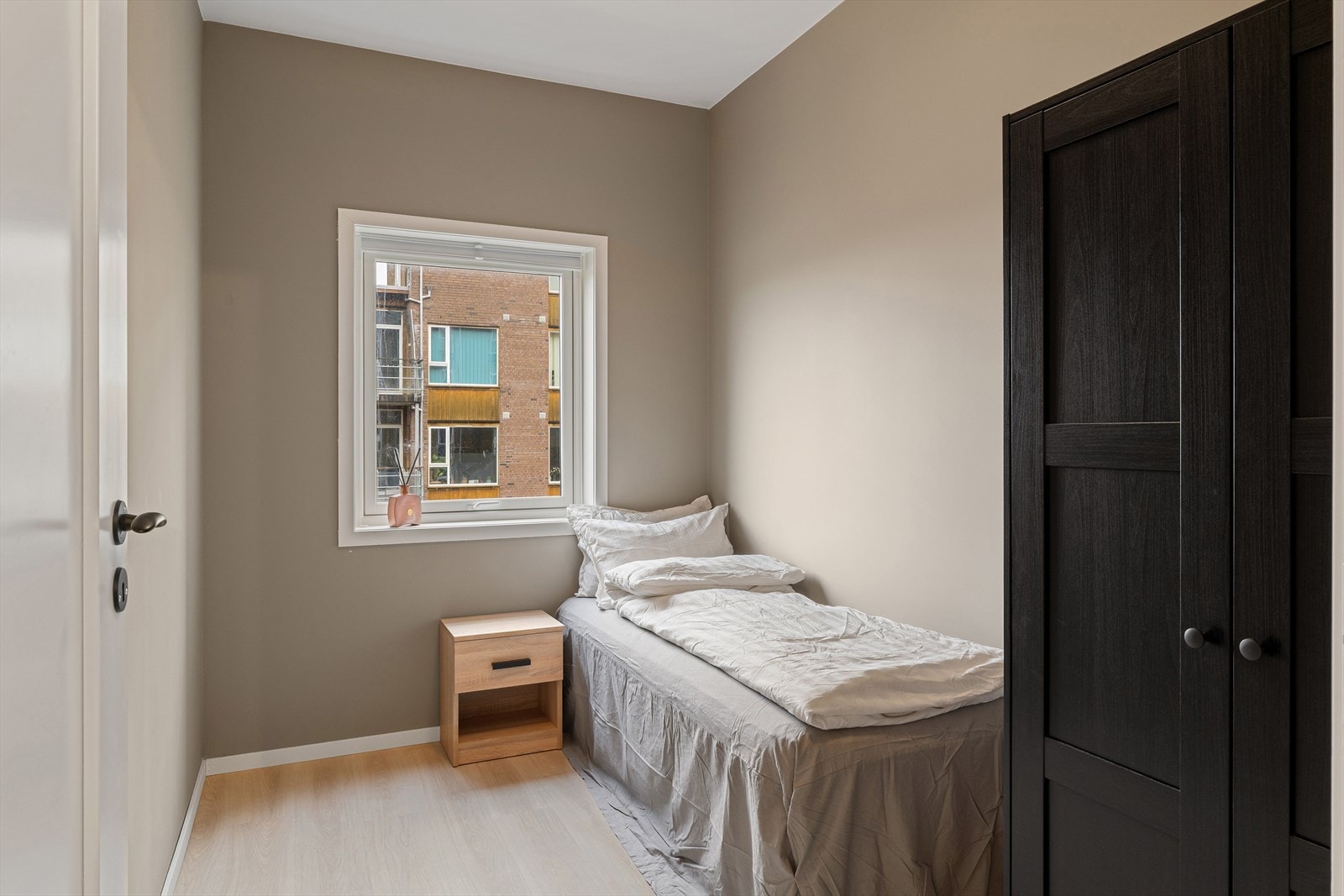 Leilighetens soverom nr. 2 er romslig og kan enkelt brukes som gjesterom, kontor eller tilpasses andre behov Galleribilde