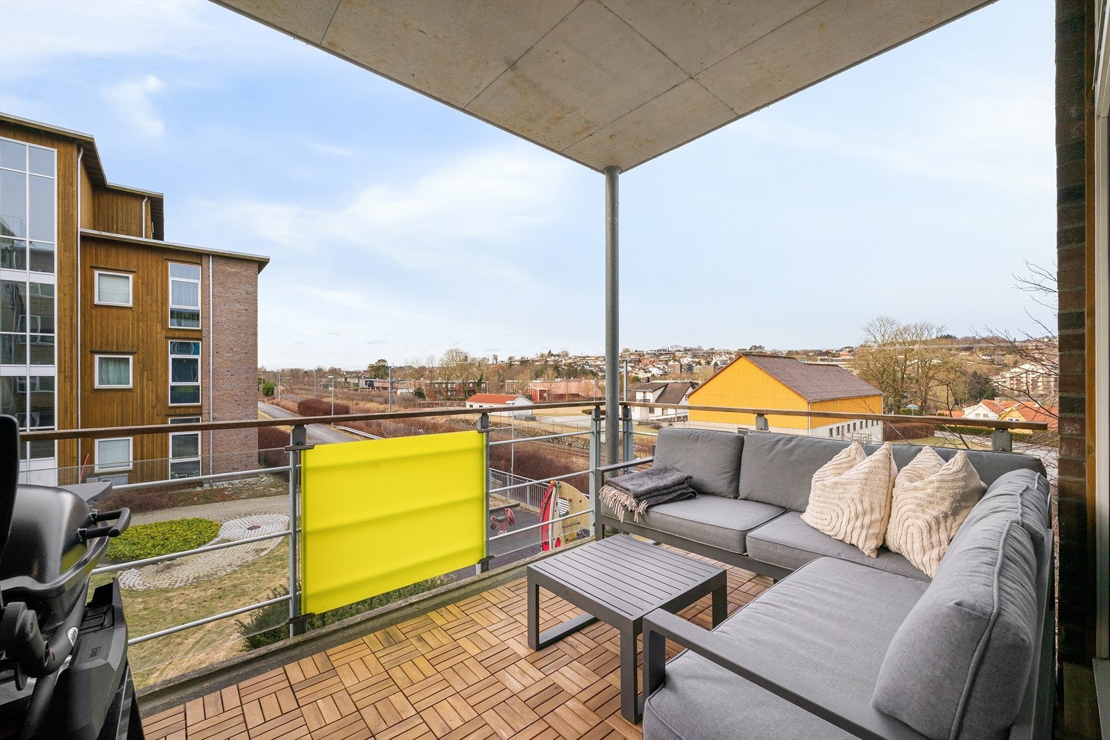 Moderne hjørneleilighet med sørvestvendt balkong og gode solforhold - Fast parkering i anlegg - Lave felleskostnader Galleribilde