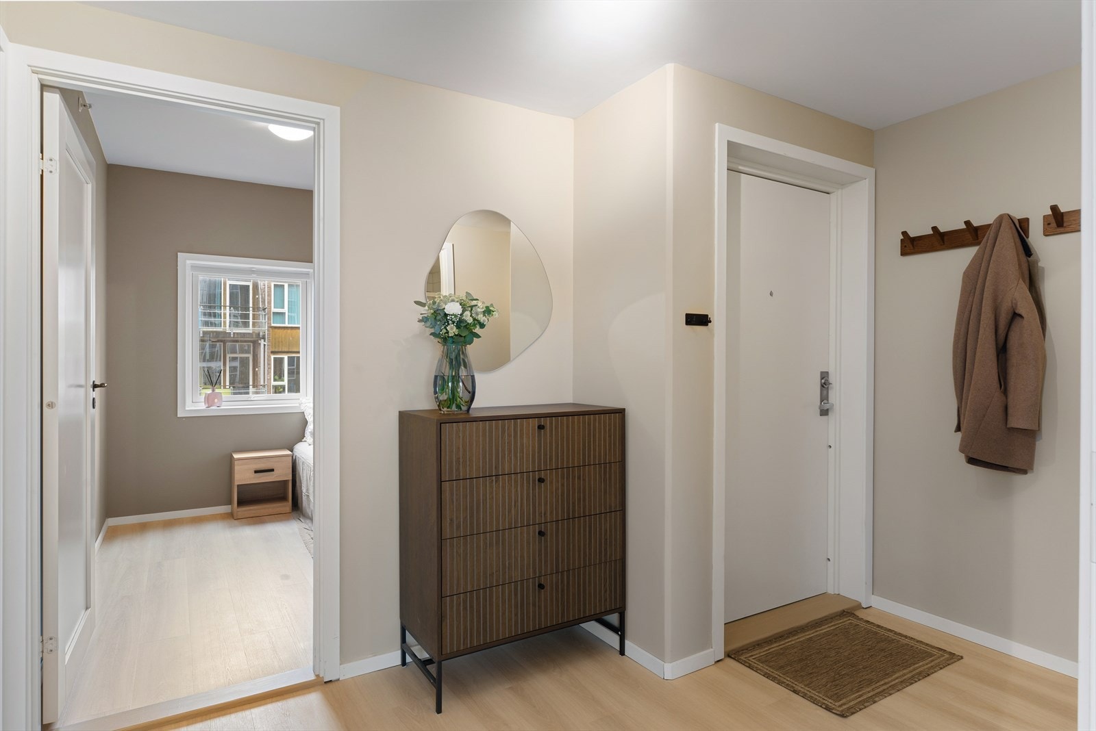 Romslig entré med god plass til å henge fra seg klær og sko Galleribilde