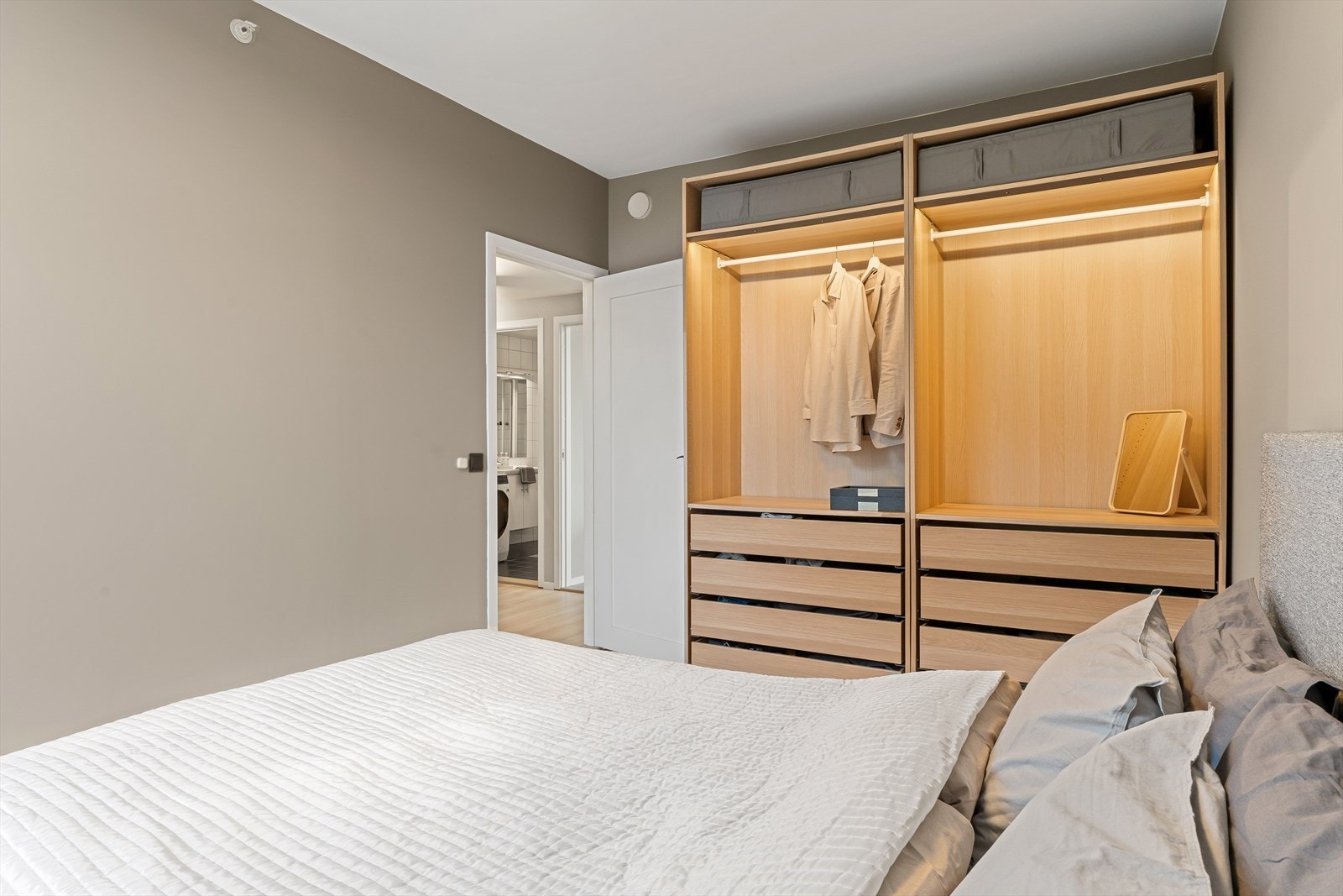 Praktisk garderobeskapløsning med PAX, som gjør det enkelt å organisere klær og personlige eiendeler Galleribilde