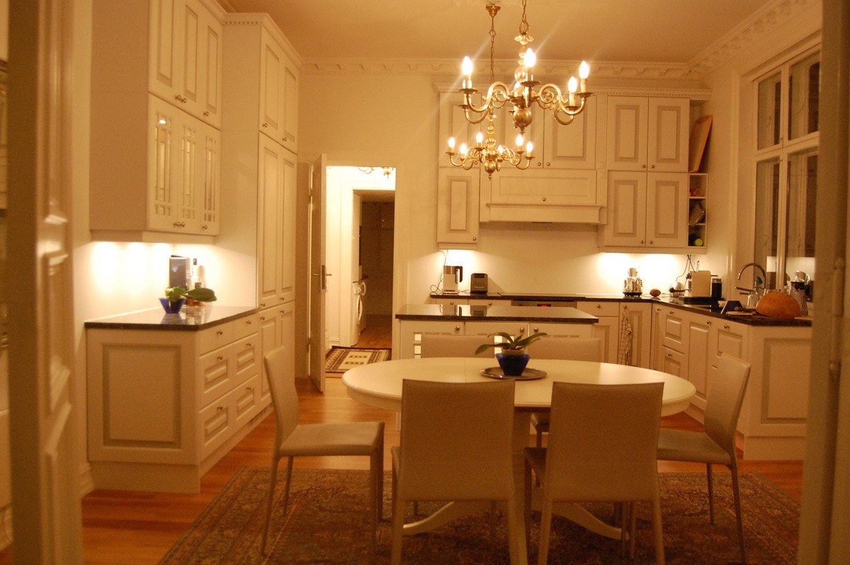 Kjøkken med spiseplass og peis Galleribilde