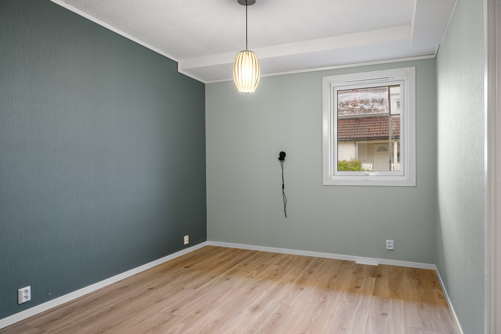 Hovedsoverommet har god plass til dobbeltseng og garderobeløsning Galleribilde