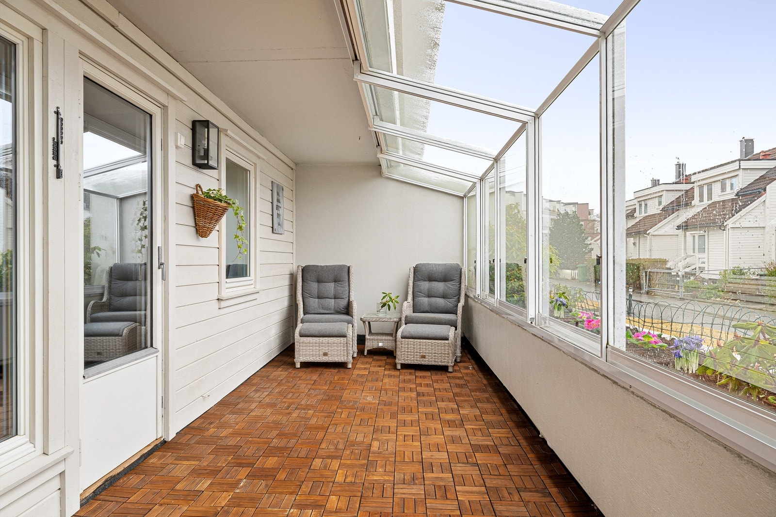 Begge balkongene har skyvbare glassfelt som åpner helt, slik at man kan nyte finværet i sommerhalvåret Galleribilde