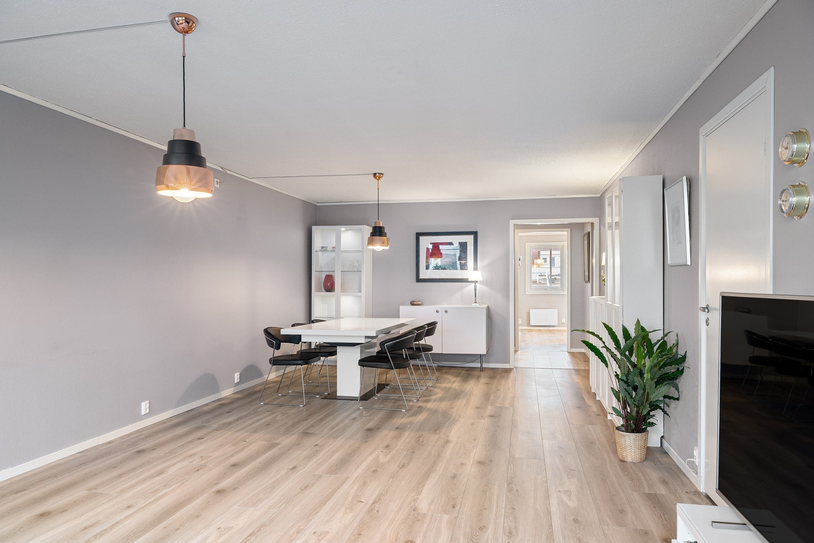 Leiligheten er gjennomgående med store vindusflater, som gir svært godt lysinnslipp Galleribilde