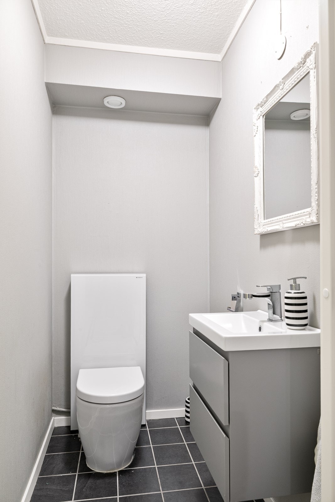 I tillegg til badet har leiligheten et separat toalettrom med flislagt gulv Galleribilde