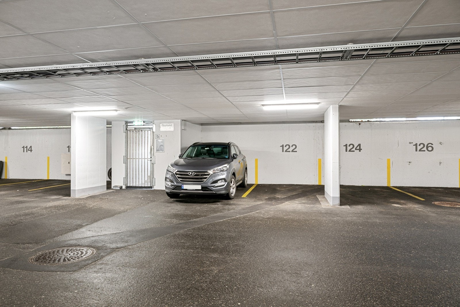 P-plass 122 medfølger leiligheten, og er få steg fra trappen Galleribilde