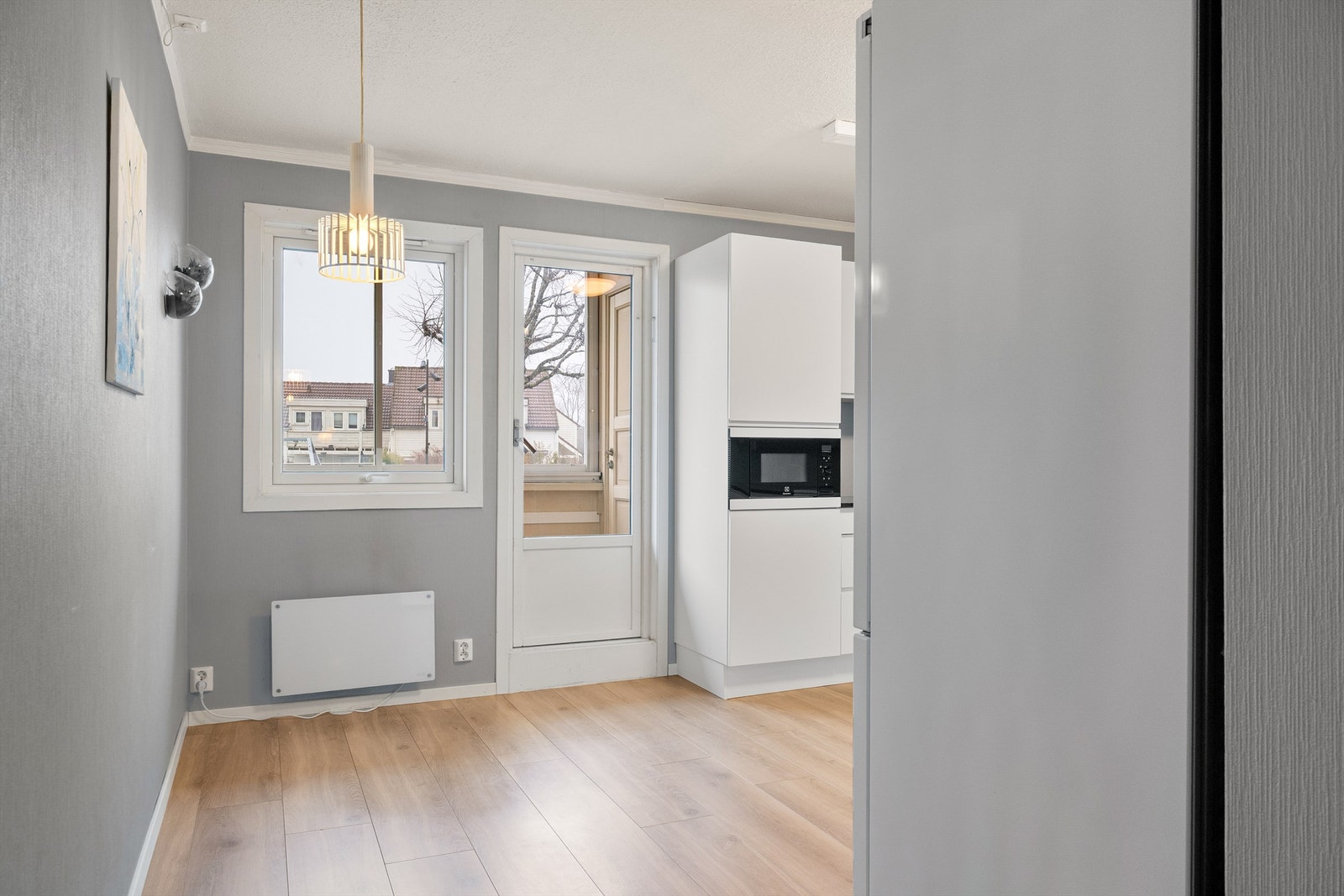 Leiligheten har hele 2 innglassede balkonger. Fra kjøkkenet har man adkomst til en av dem Galleribilde