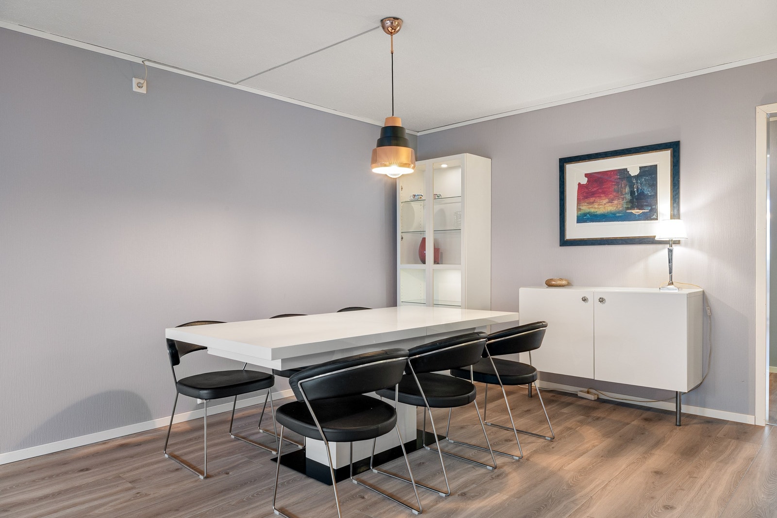 Stuen er romslig og har god plass til separat spisestue Galleribilde