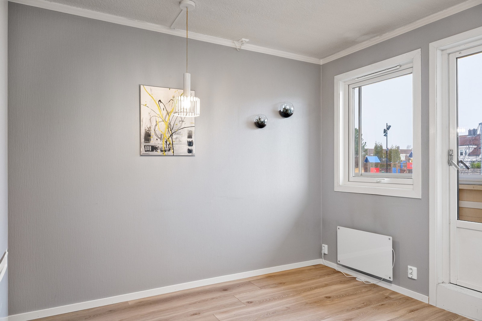 Kjøkkenet er svært romslig, som gir rom til at flere kan benytte kjøkkenet samtidig og plass til et større spisebord Galleribilde