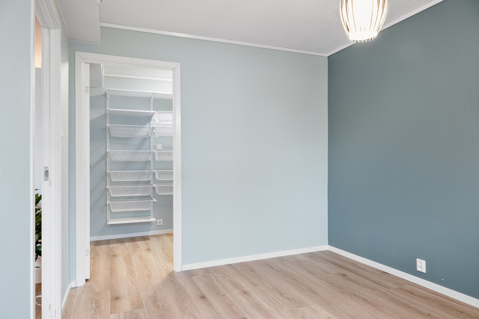 Hovedsoverommet har et tilhørende garderobe/walk-in closet Galleribilde