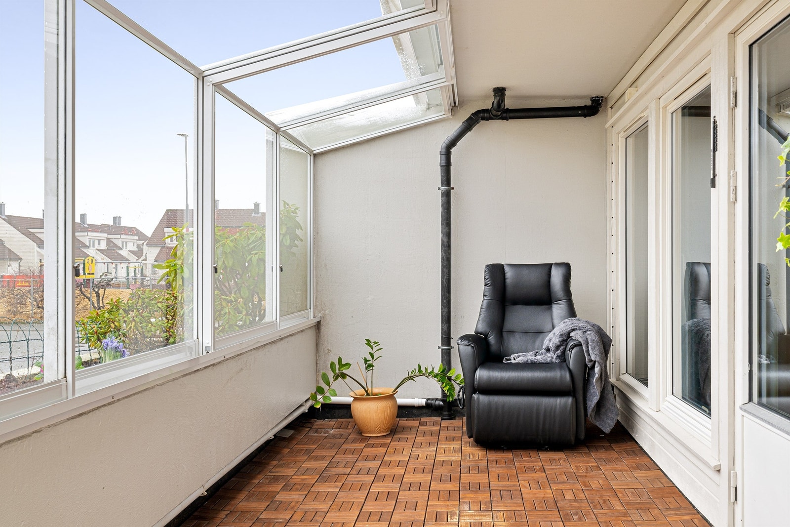 Balkongen fungerer som en forlengelse av stuen, med god plass til å møblere i soner Galleribilde