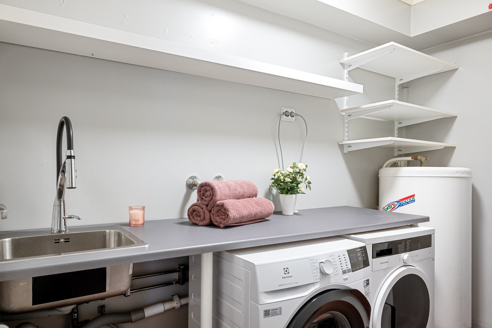 Romslig og praktisk vaskerom. Her er det gulvbelegg fra byggeår Galleribilde