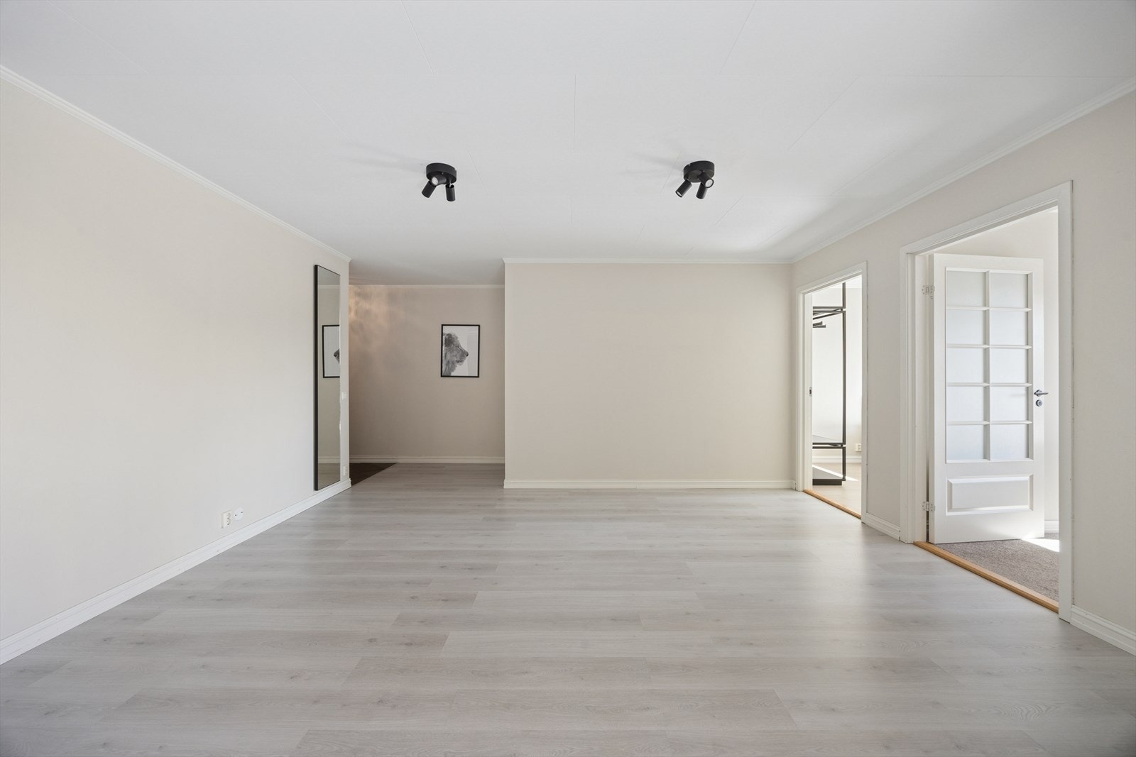 Leiligheten utmerker seg med en romslig og smart planløsning som gir en romfølelse man sjelden finner i tilsvarende boliger. Galleribilde