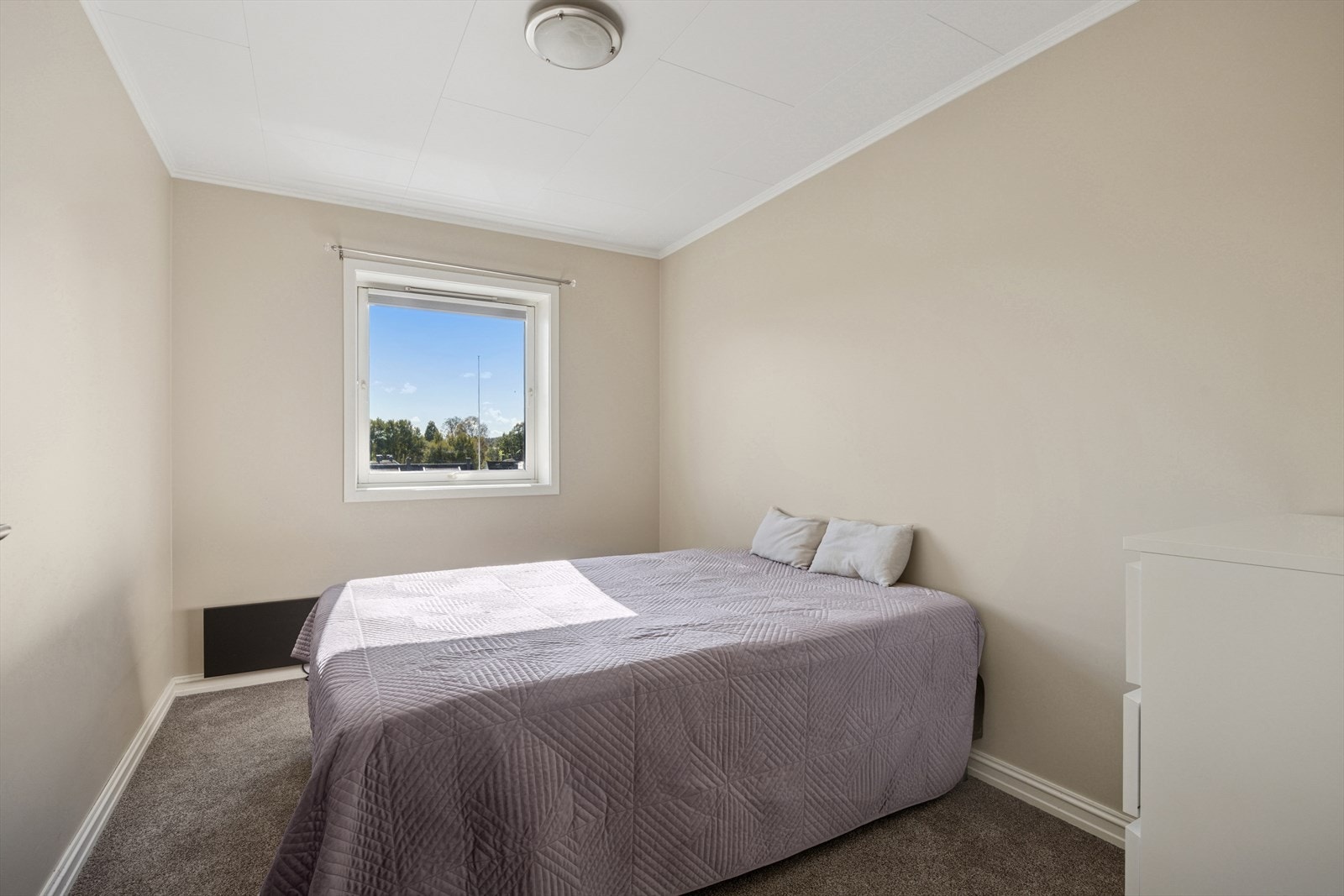 Soverom 2 er også romslig, med god plass til dobbeltseng og annet ønskelig møblement. Galleribilde