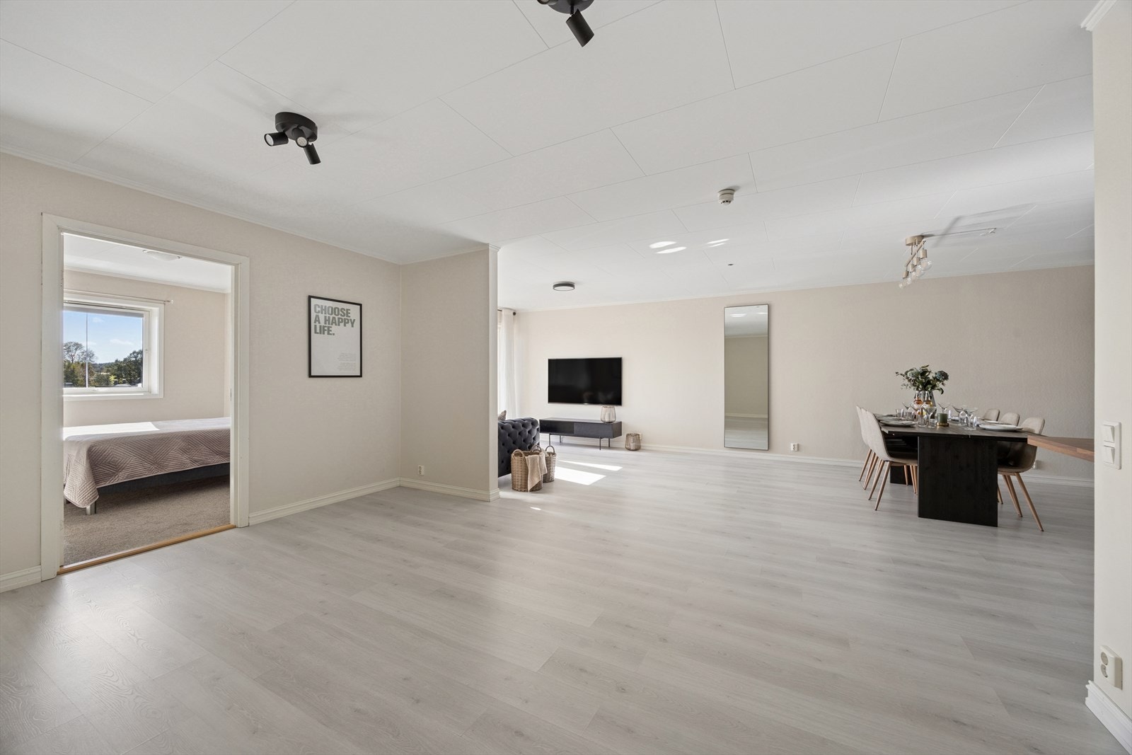 Leiligheten har en svært romslig planløsning med delikate fargevalg og moderne løsninger som gir et gjennomført uttrykk. Galleribilde