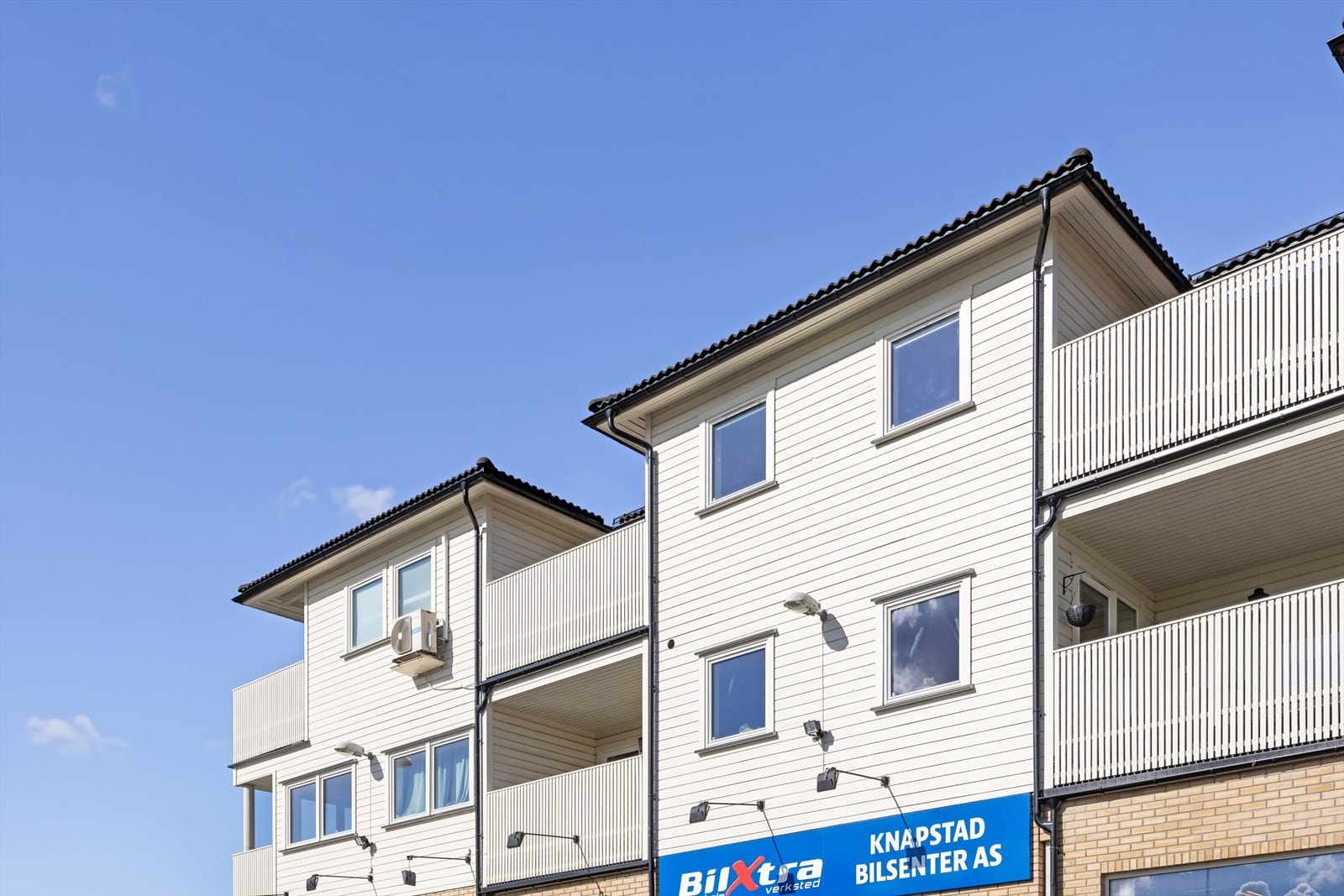 Fra boligen er det kort gangavstand til togstasjon, dagligvarebutikk, barnehage og legekontor. Galleribilde