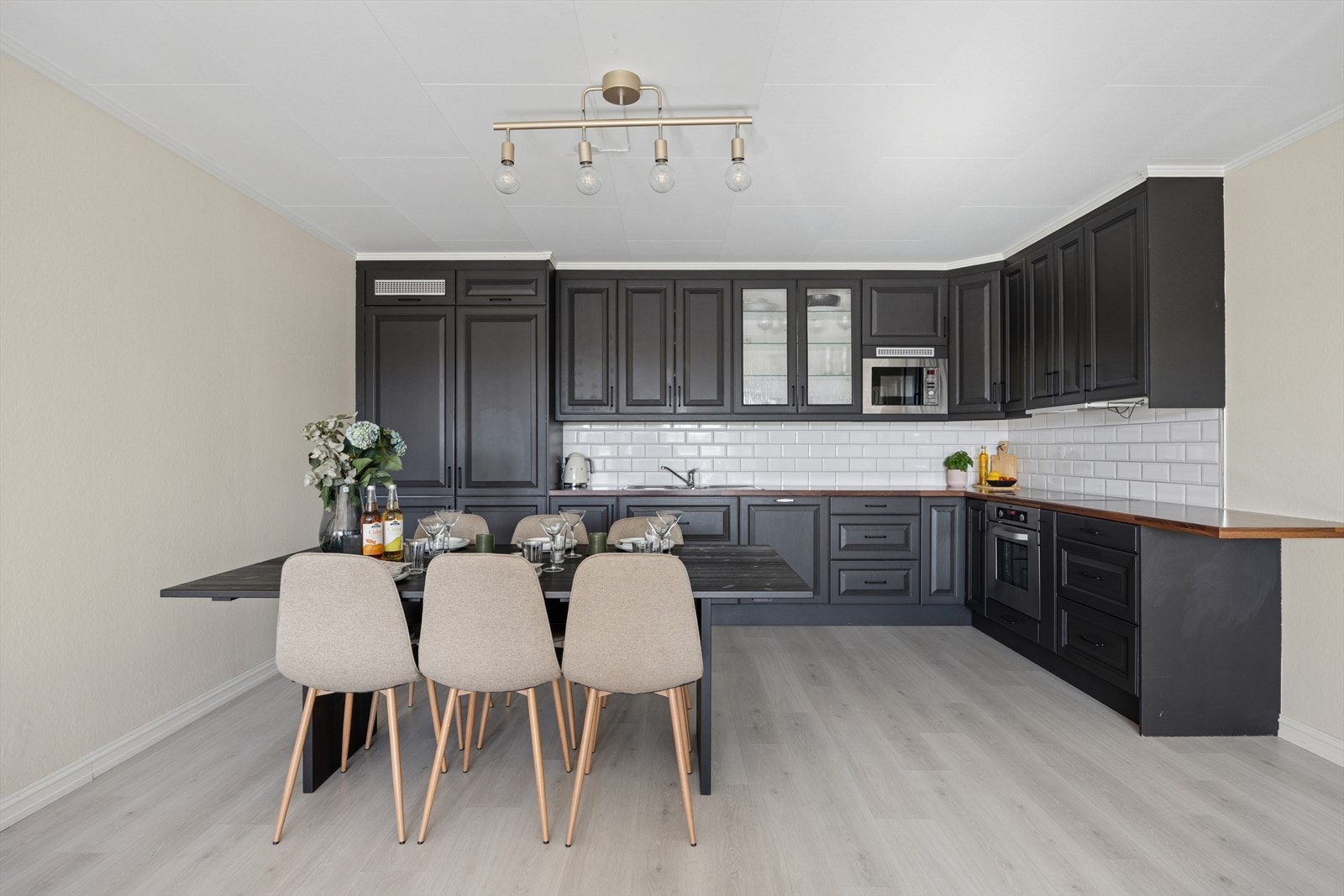 Romslig og delikat kjøkken med plass til et stort spisebord. Galleribilde