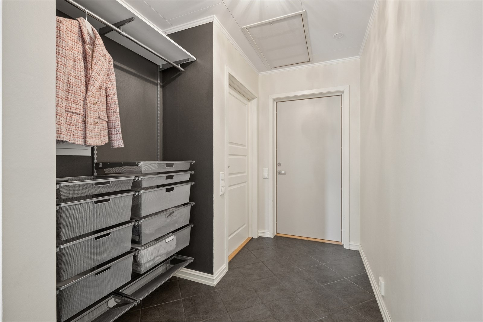 Lys og innbydende entré med flislagt gulv med varmekabler. Galleribilde