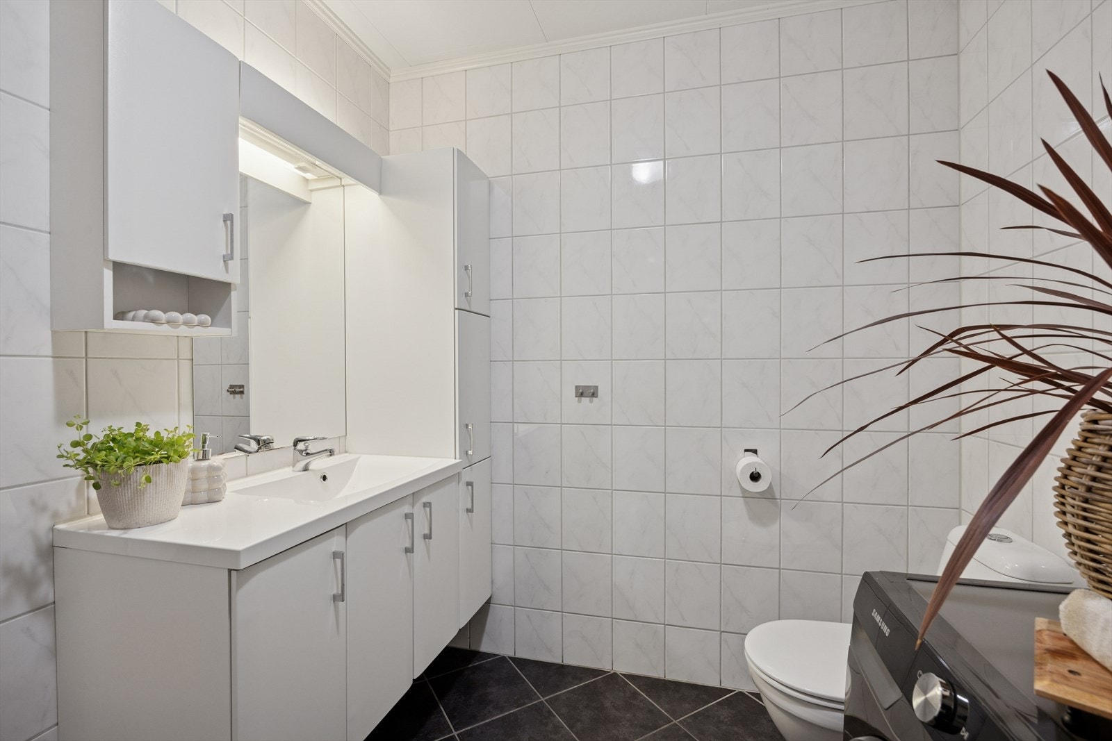 Flislagt baderom med gulvvarme, som gir god komfort året rundt. Galleribilde