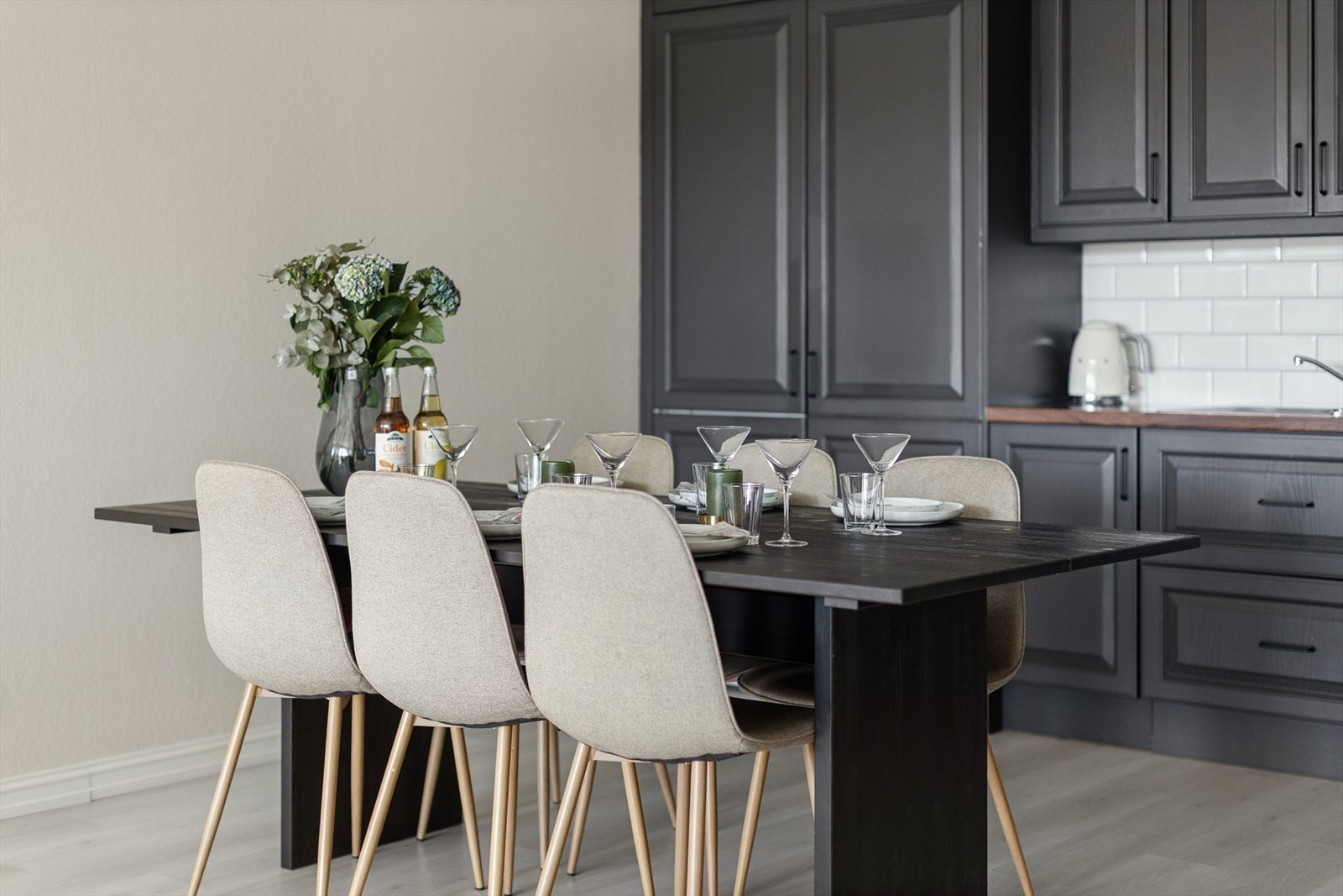 Kjøkkeninnredning i klassisk, sporfrest stil med både over- og underskap i en praktik L-løsning, som gir godt med oppbevaringsplass. Galleribilde