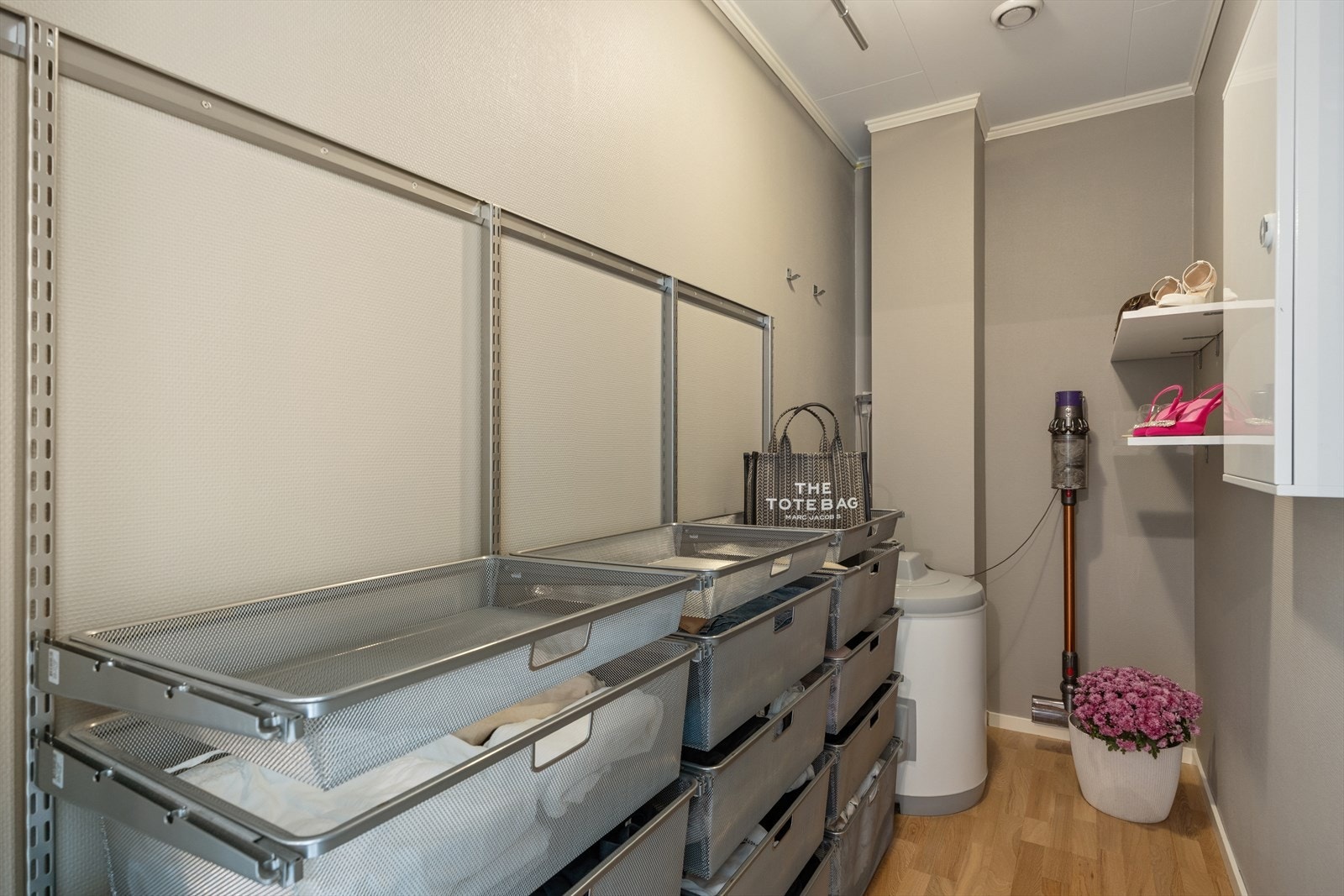 Det er gode oppbevaringsmuligheter med innvendig bod, lagringsplass på loft og ekstern bod i kjeller. Galleribilde