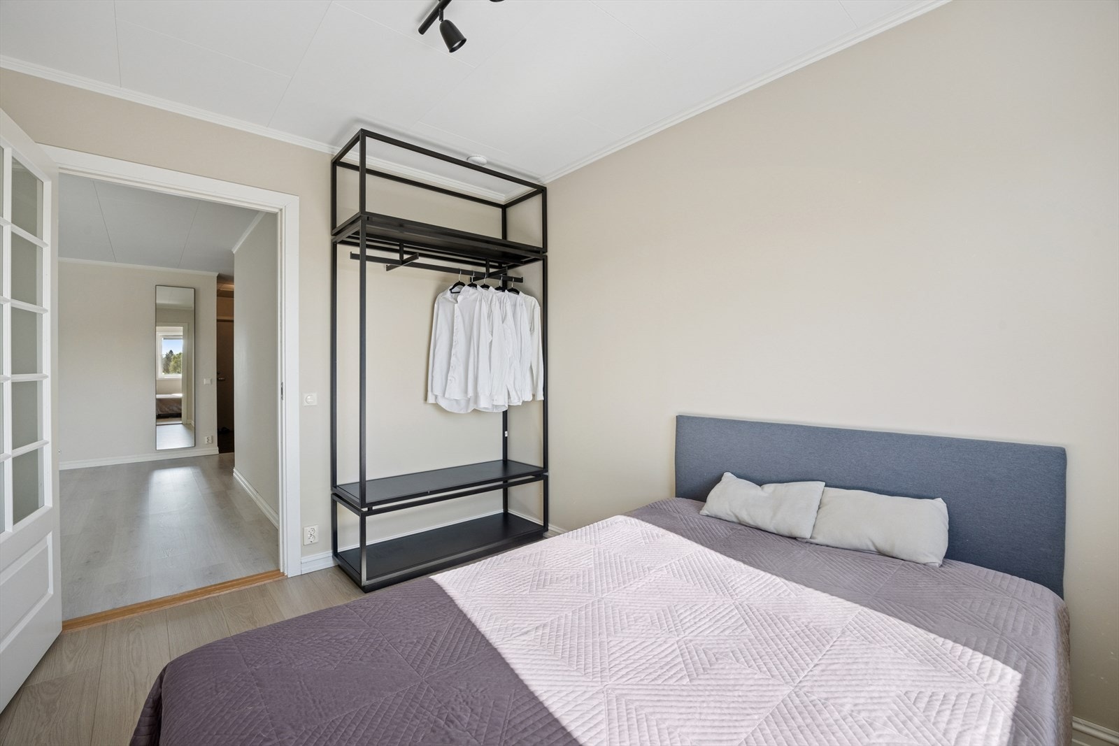 Hele boligen er holdt i en tidsriktig fargepalett. Galleribilde