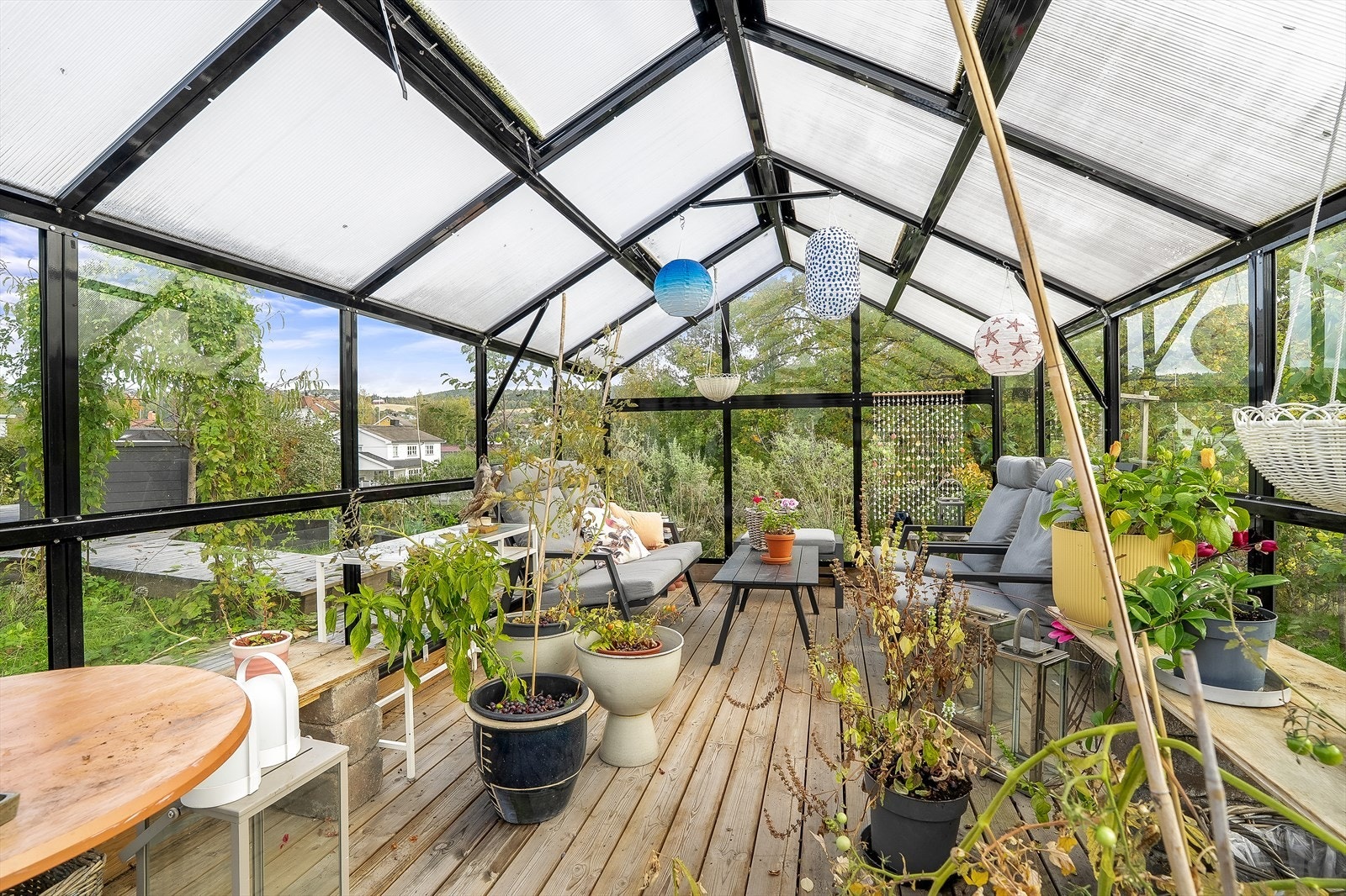 Et fint sted å dyrke egne planter og blomster, med mulighet for en lun sitteplass i tilknytning Galleribilde