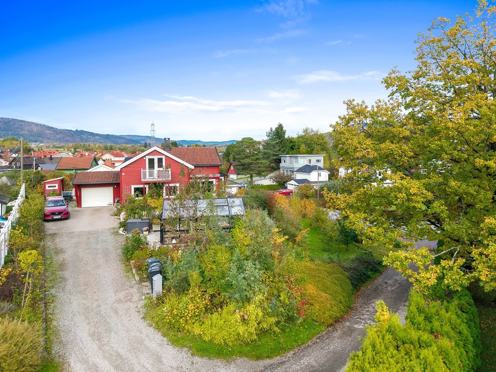 Eneboligen ligger på over 1 måls hjørnetomt, på en naturlig høyde i terrenget, med store og solrike uteområder. Galleribilde
