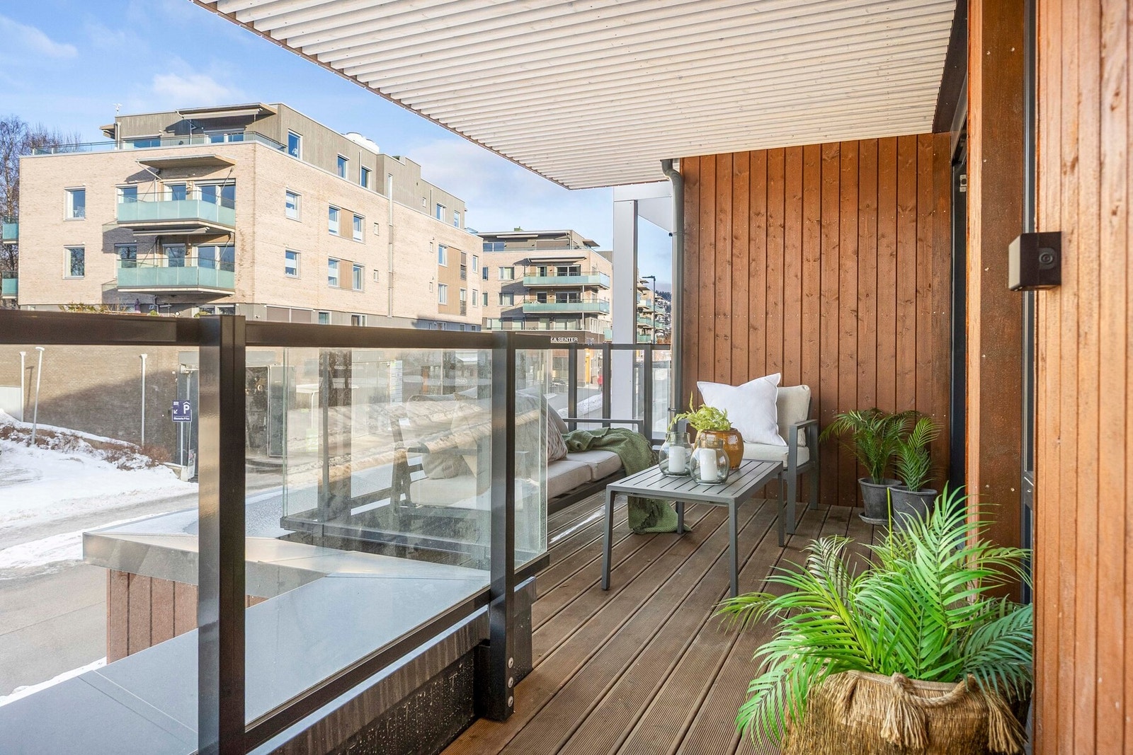 Overbygget balkong med plass til en sitteplass for hyggelige stunder. Galleribilde