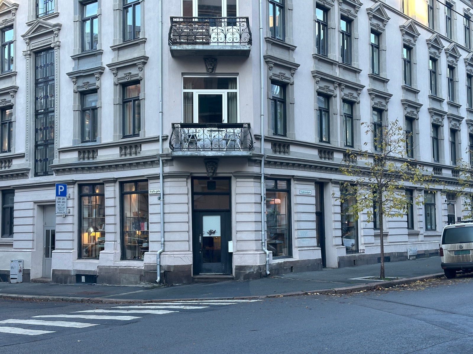 Attraktivt hjørnelokale med store vinduer. Galleribilde