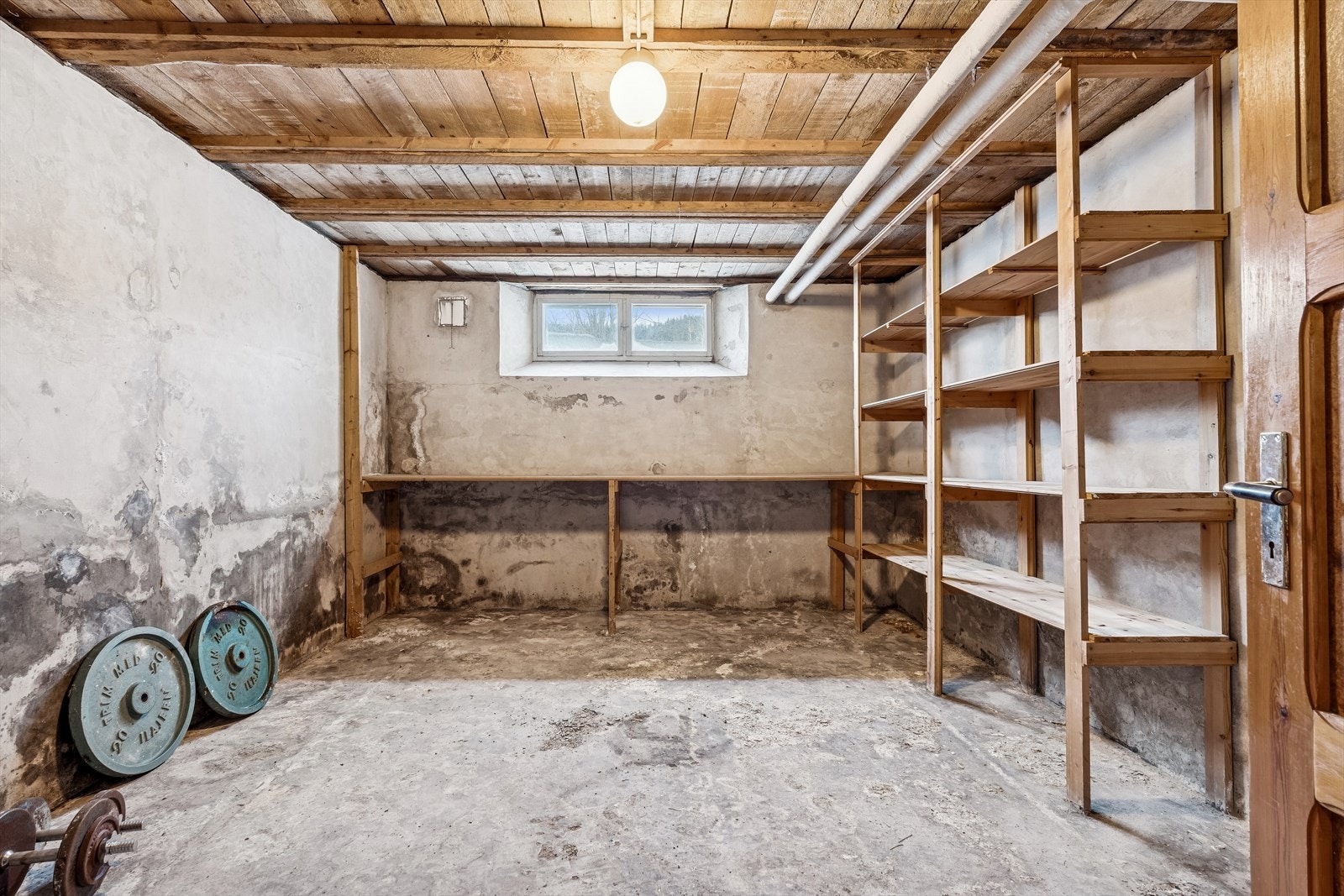 Kjelleren har støpt betonggulv og god lagringskapasitet i hyller. Galleribilde