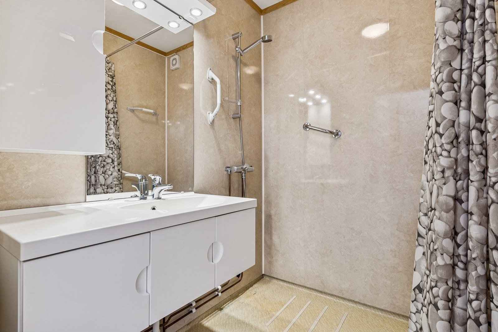 Badet i første etasje ble rehabilitert i 2012 med baderomsplater på veggene. Galleribilde