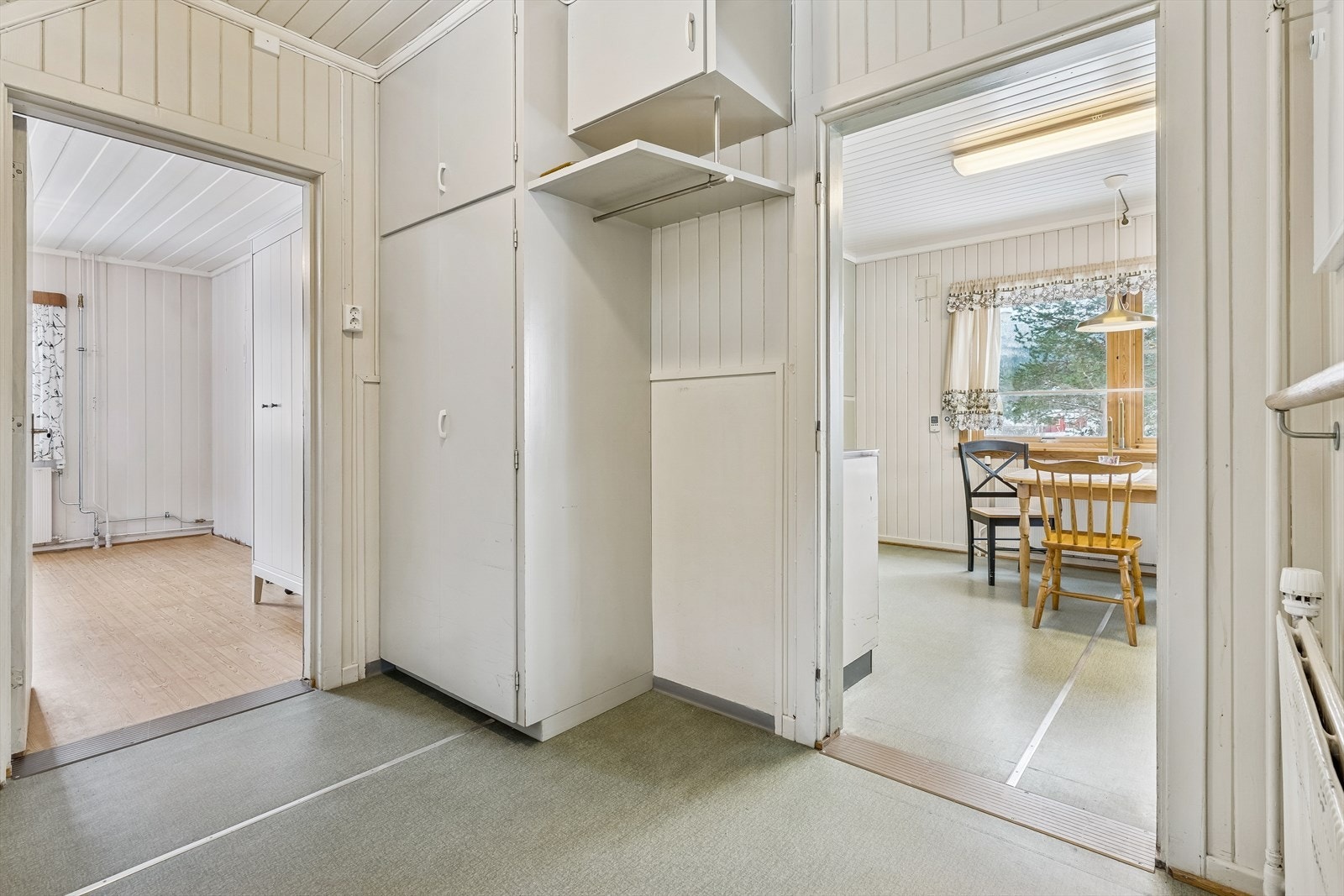 Fra gangen er det tilgang til boligens ulike rom, inkludert kjøkken og midtstue. Galleribilde