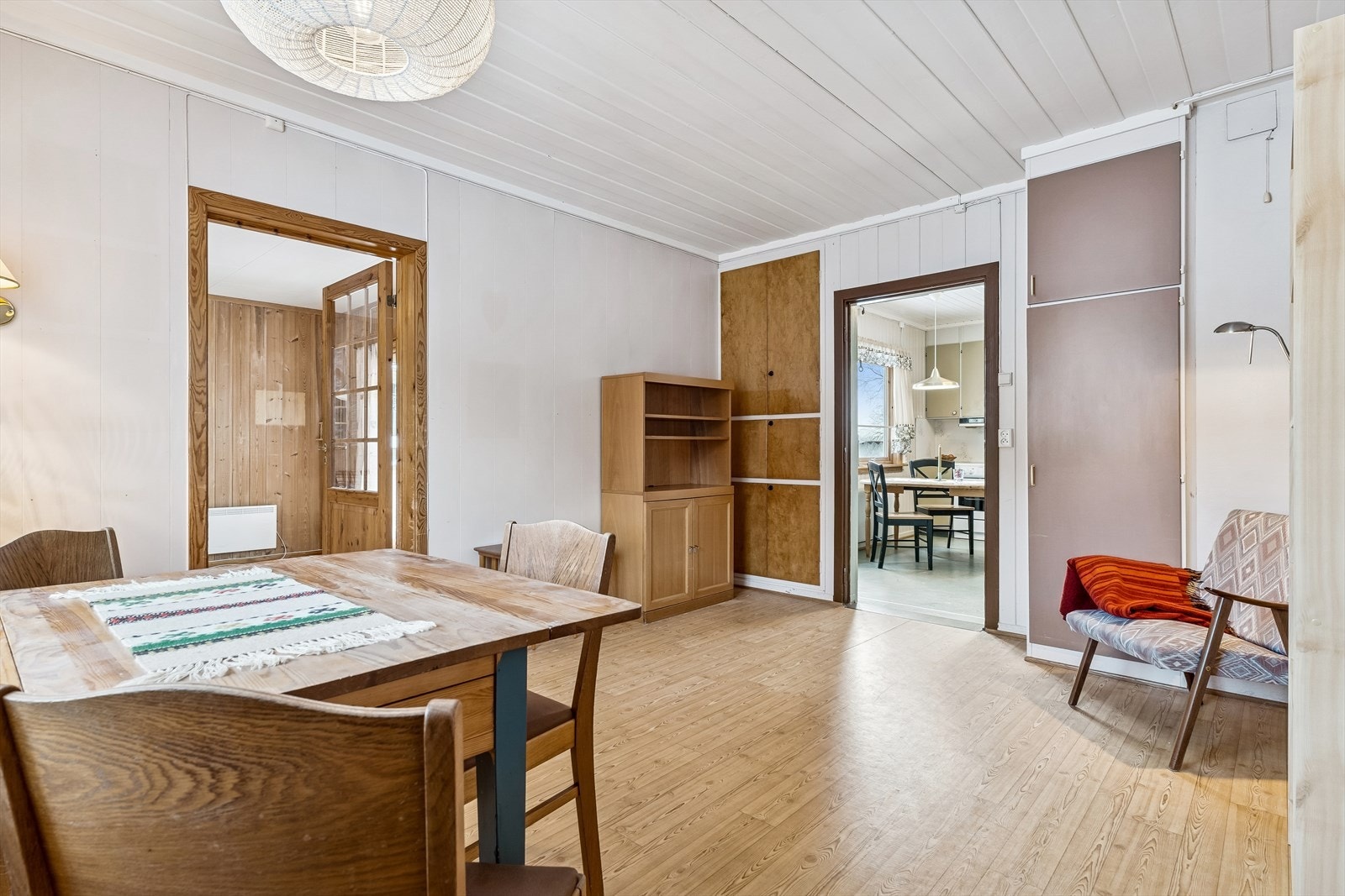 Rommet gir fleksible møbleringsmuligheter og har adkomst til flere av boligens soner. Galleribilde