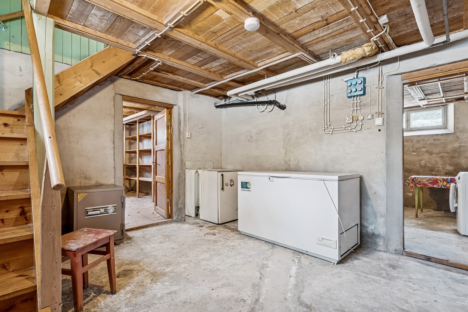 Fra gangen i kjelleren er det tilgang til flere boder og trapp opp til første etasje. Galleribilde