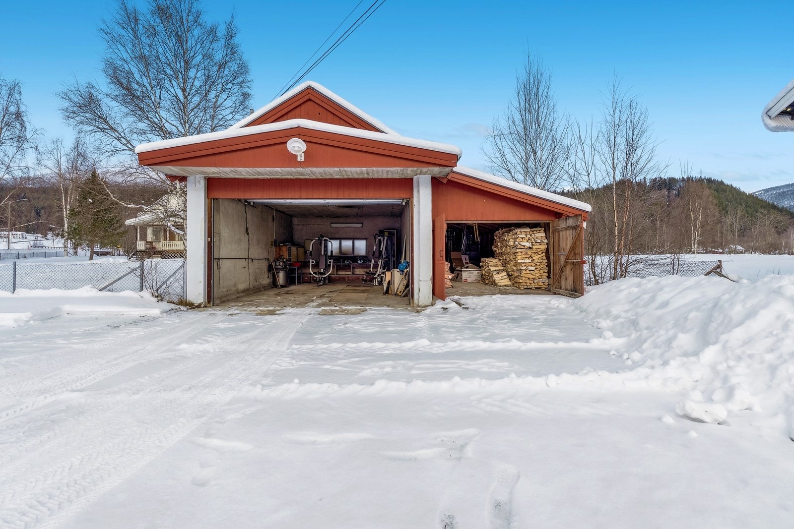 Garasjen på 76 m² har stor leddport med motor og en praktisk smøregrav i gulvet. Galleribilde